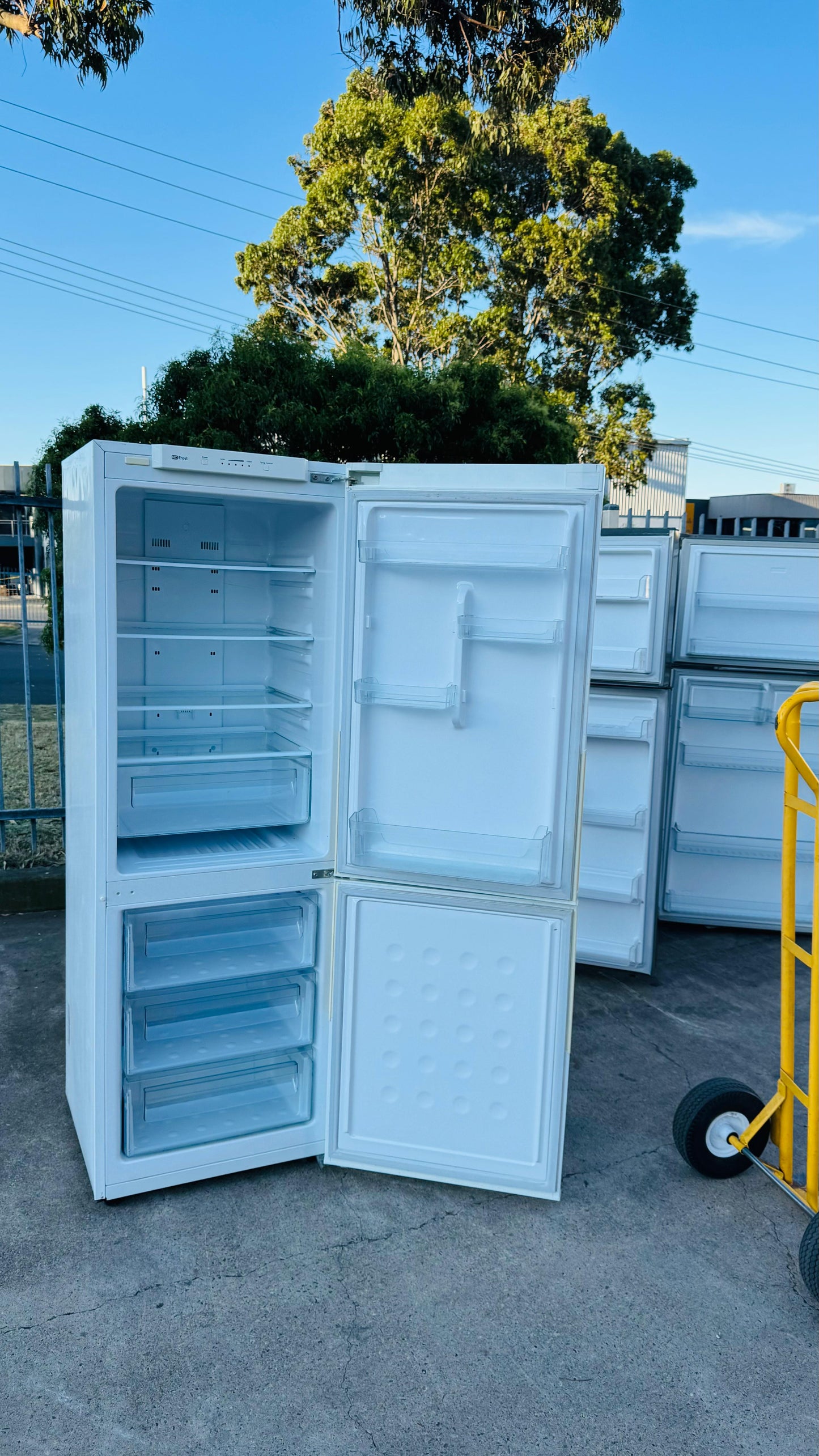 SAMSUNG 324 LITRES FRIDGE FREEZER