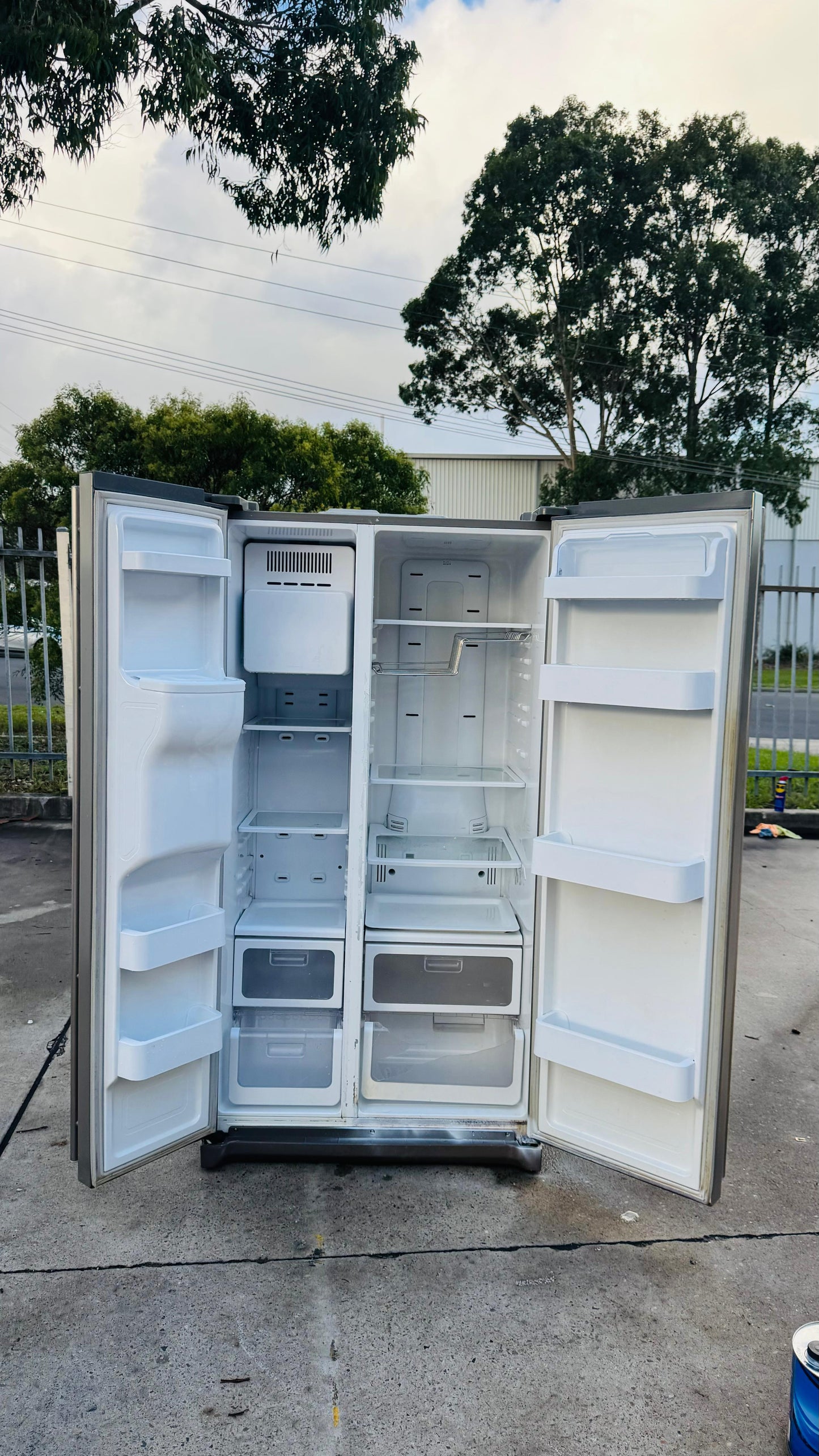 SAMSUNG 702 LITRES SIDE BY SIDE DOOR FRIDGE FREEZER