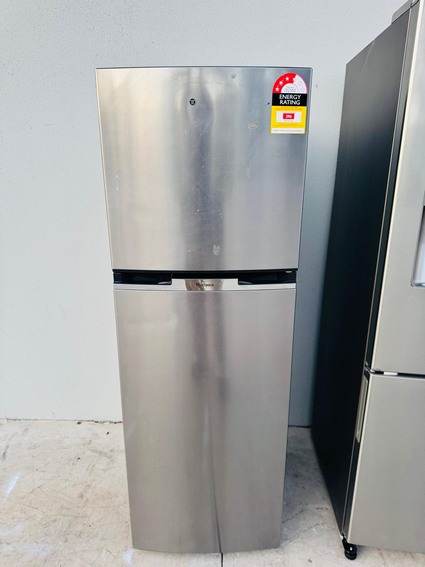 WESTING HOUSE 276 LITRES FRIDGE FREEZER