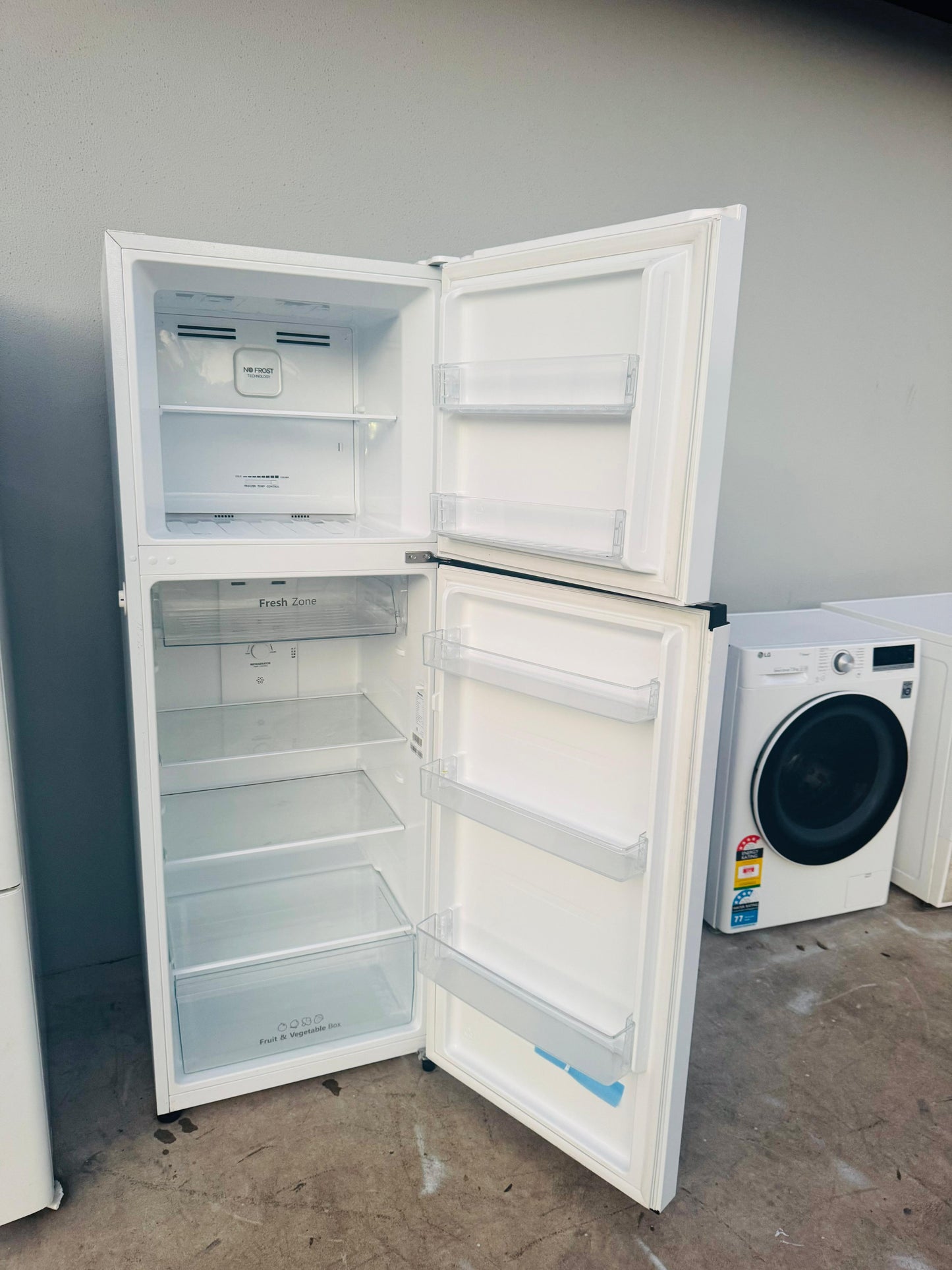 HISENSE 326 LITRES FRIDGE FREEZER