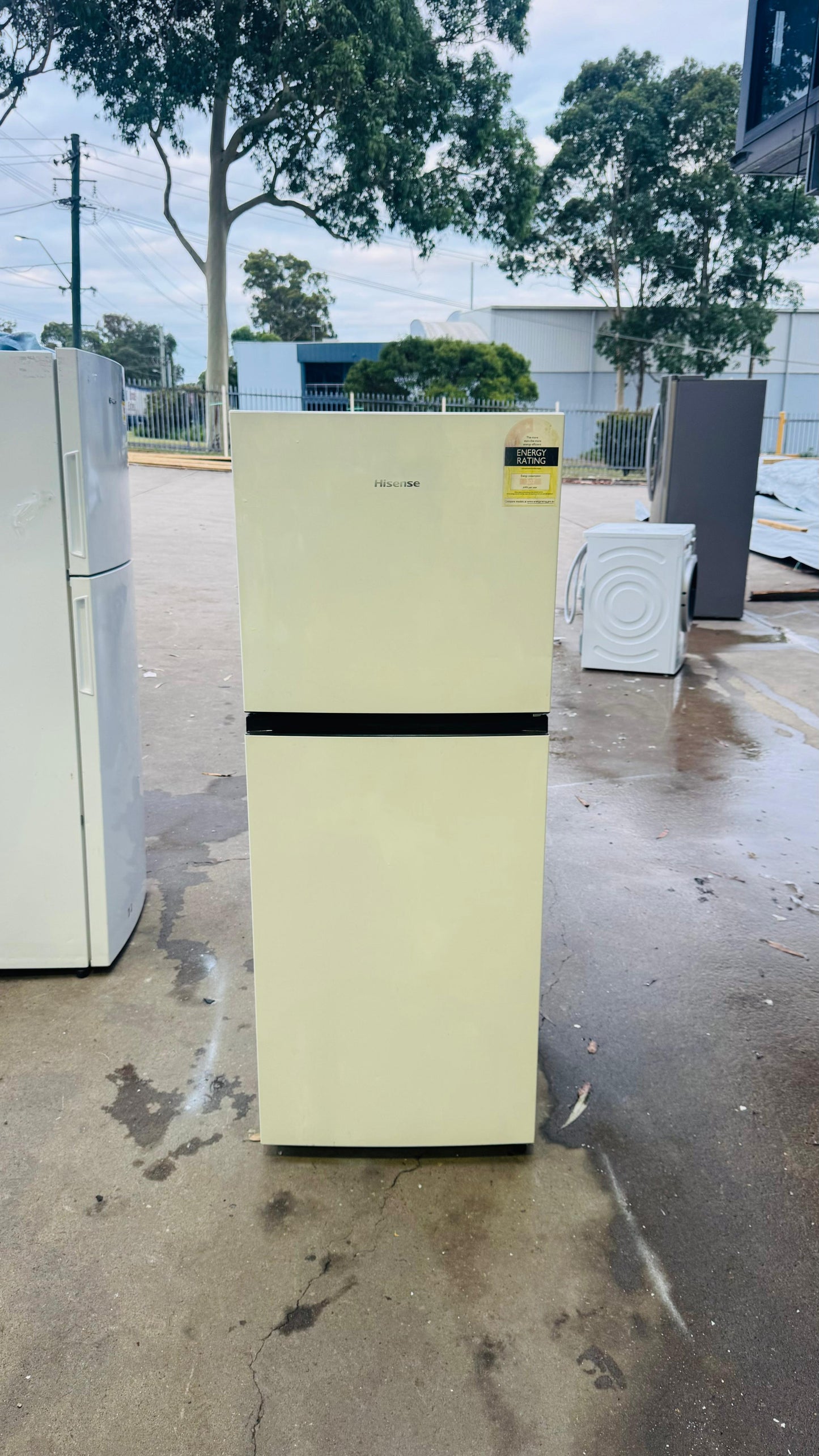 HISENSE 223 LITRES FRIDGE FREEZER