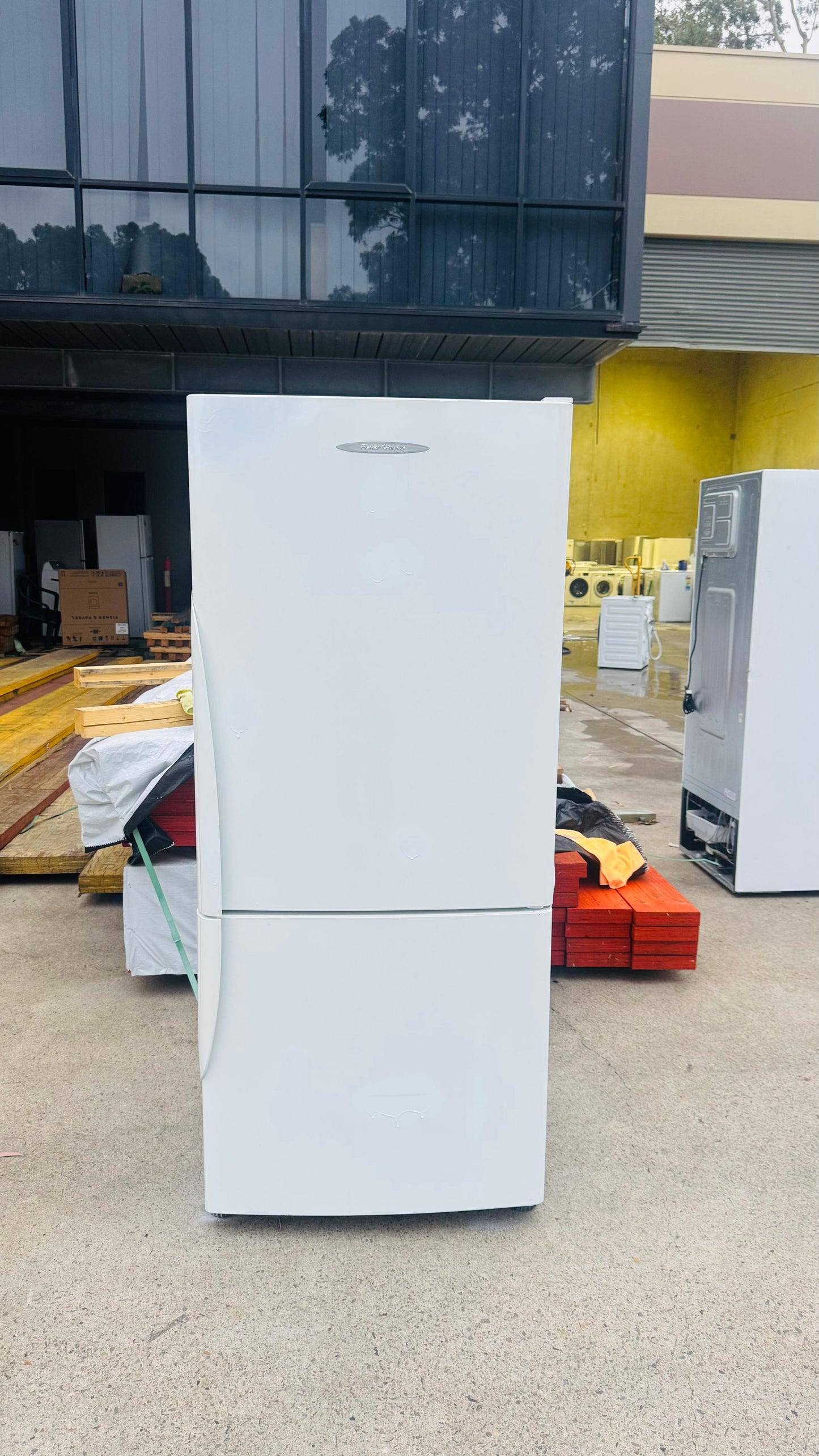FISHER AND PAYKEL 404 LITRES FRIDGE FREEZER
