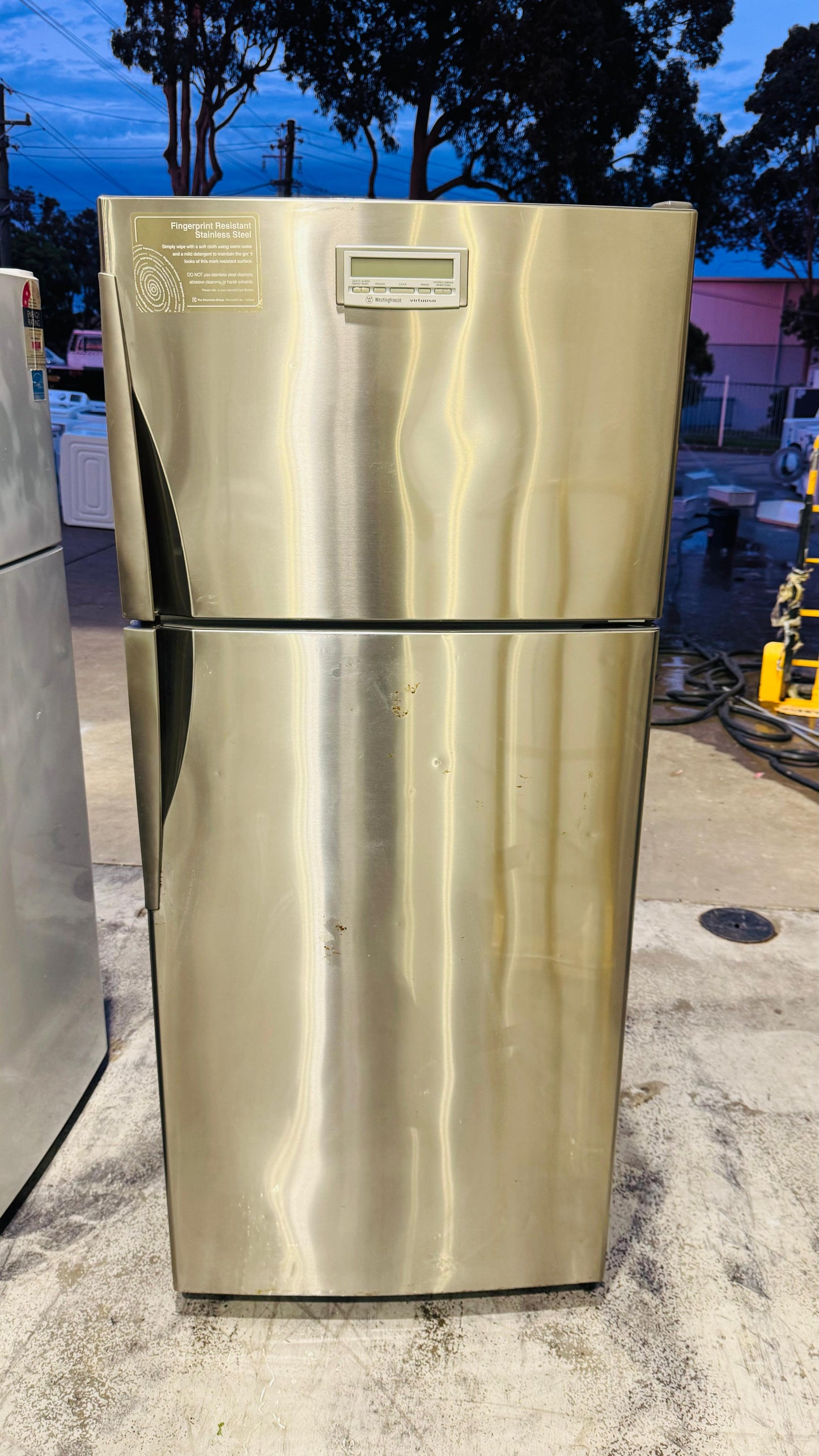 WESTINGHOUSE 420 LITRES FRIDGE FREEZER