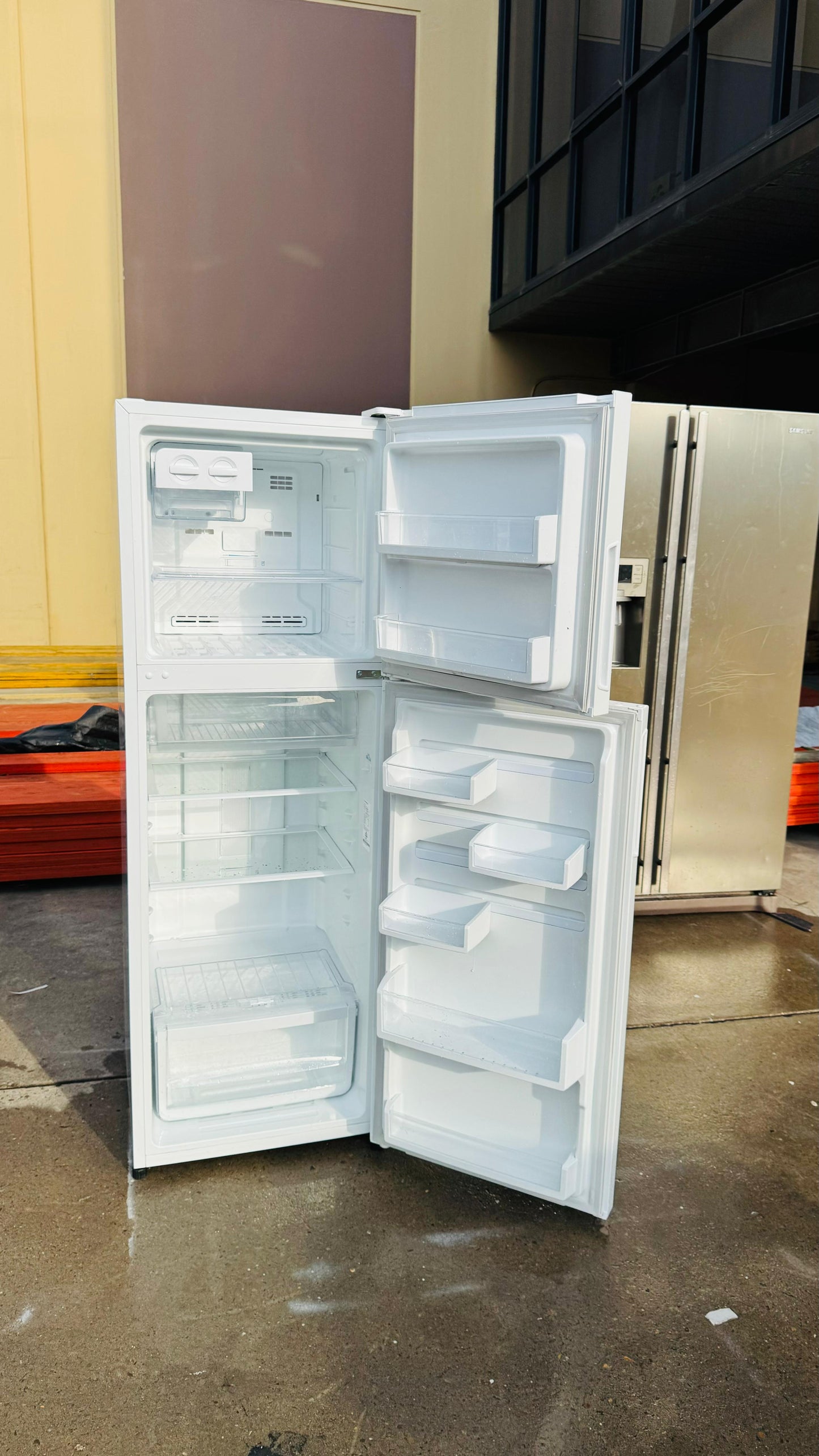 WESTINGHOUSE 275 LITRES FRIDGE FREEZER