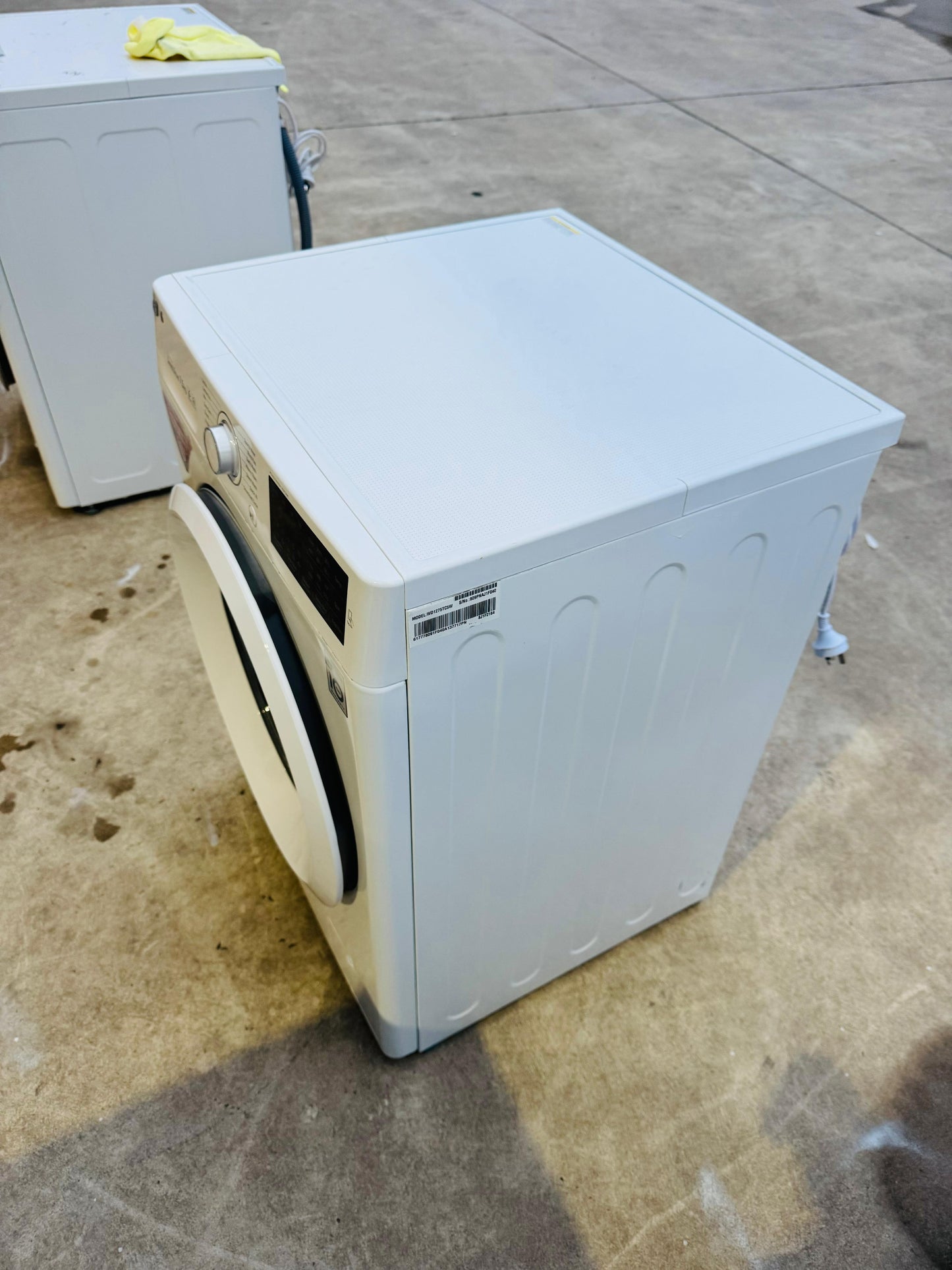 LG 7.5KGS FRONT LOADER WASHING MACHINE.