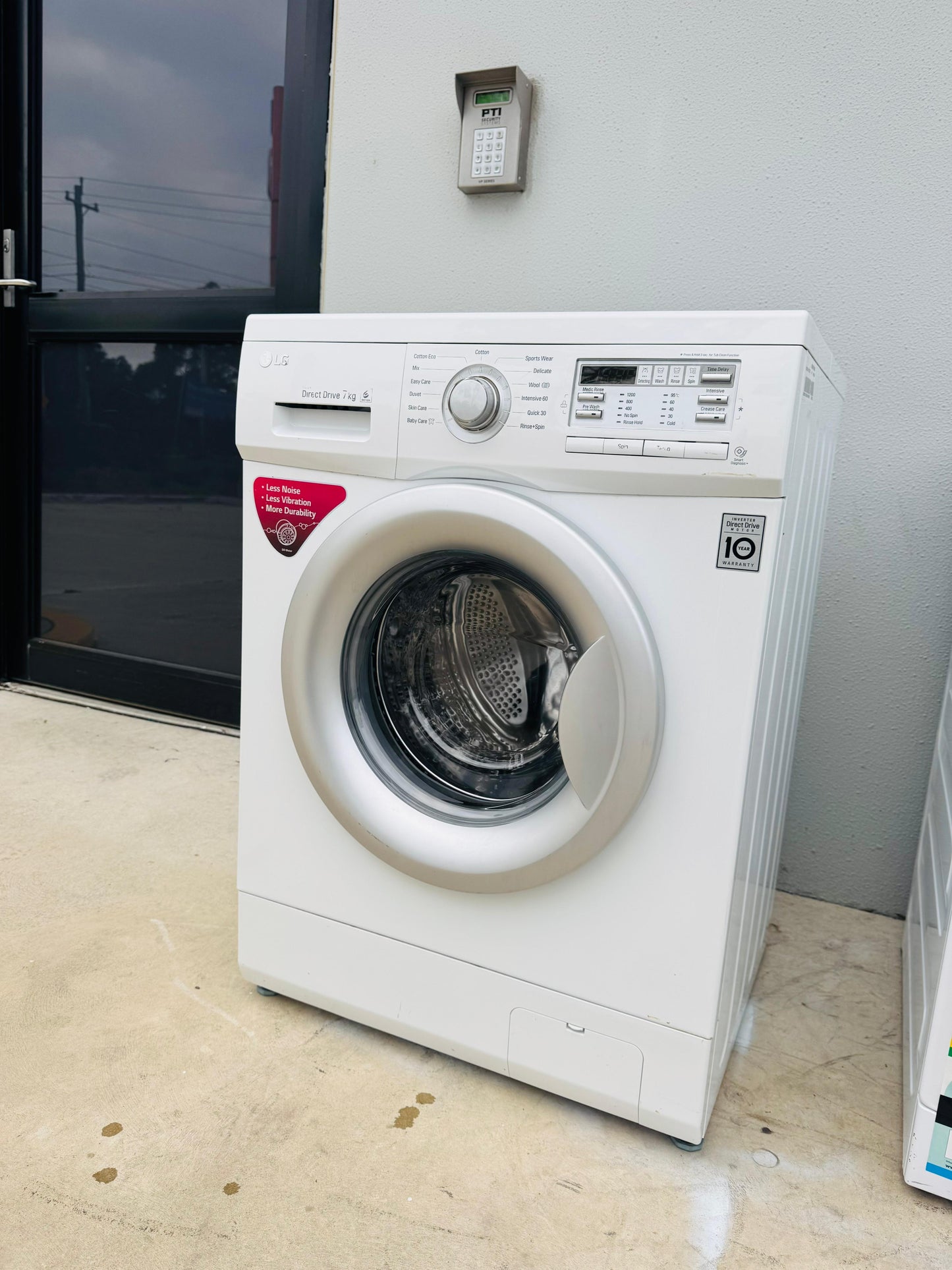 LG 7 KGS FRONT LOADER WASHING MACHINE
