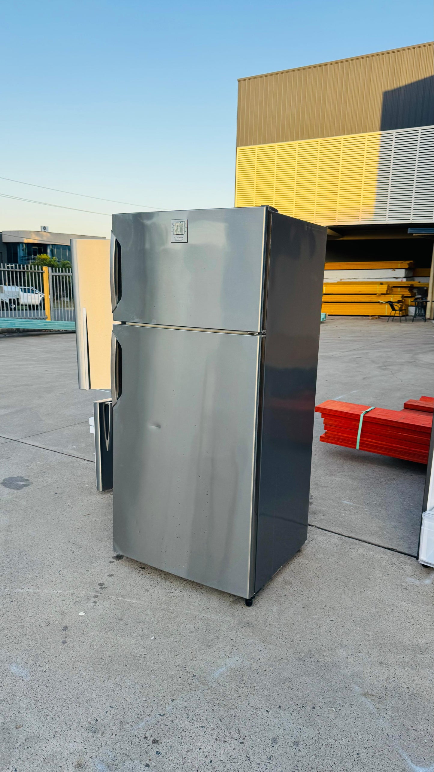 ELECTROLUX 520 LITRES FRIDGE FREEZER