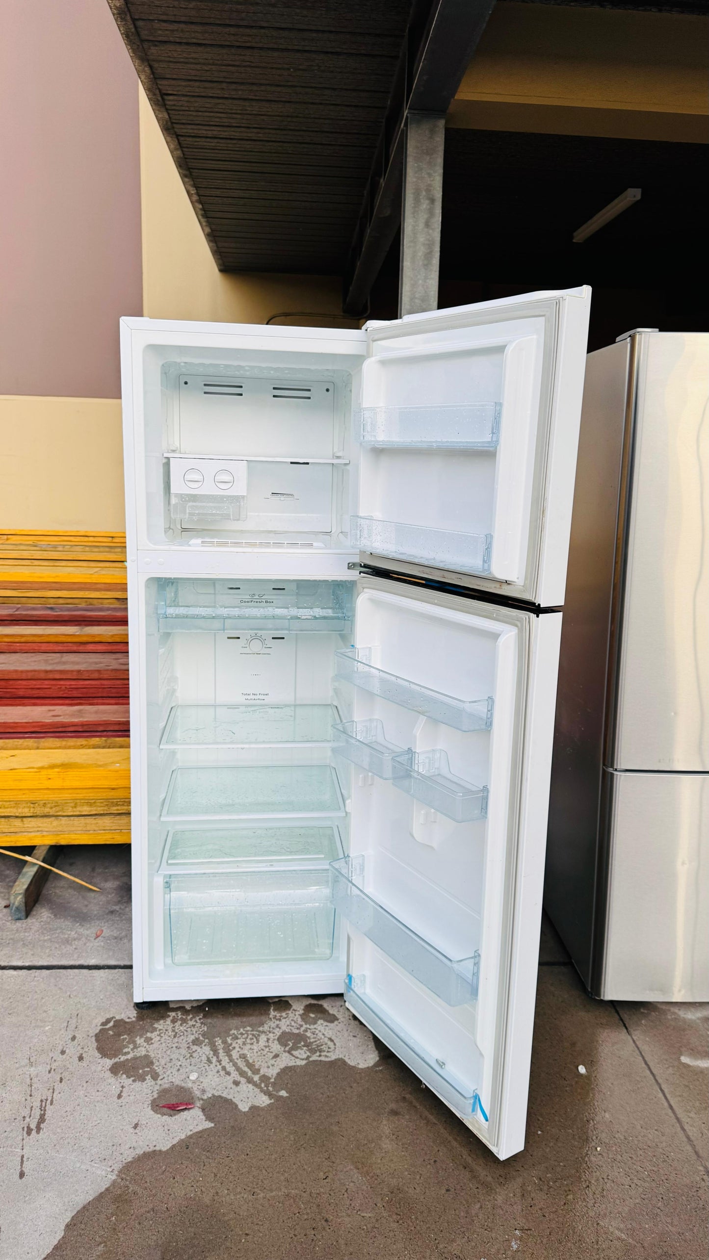 HISENSE 350 LITRES FRIDGE FREEZER