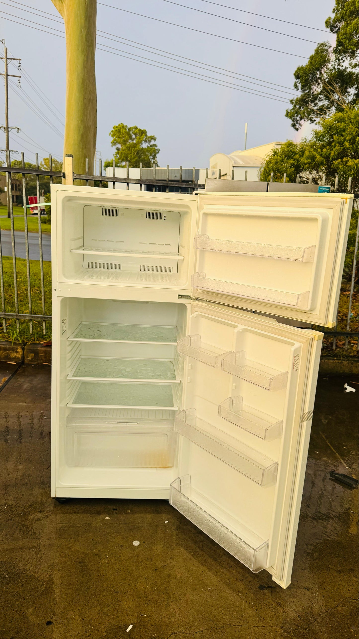 KELVINATOR 420 LITRES FRIDGE FREEZER