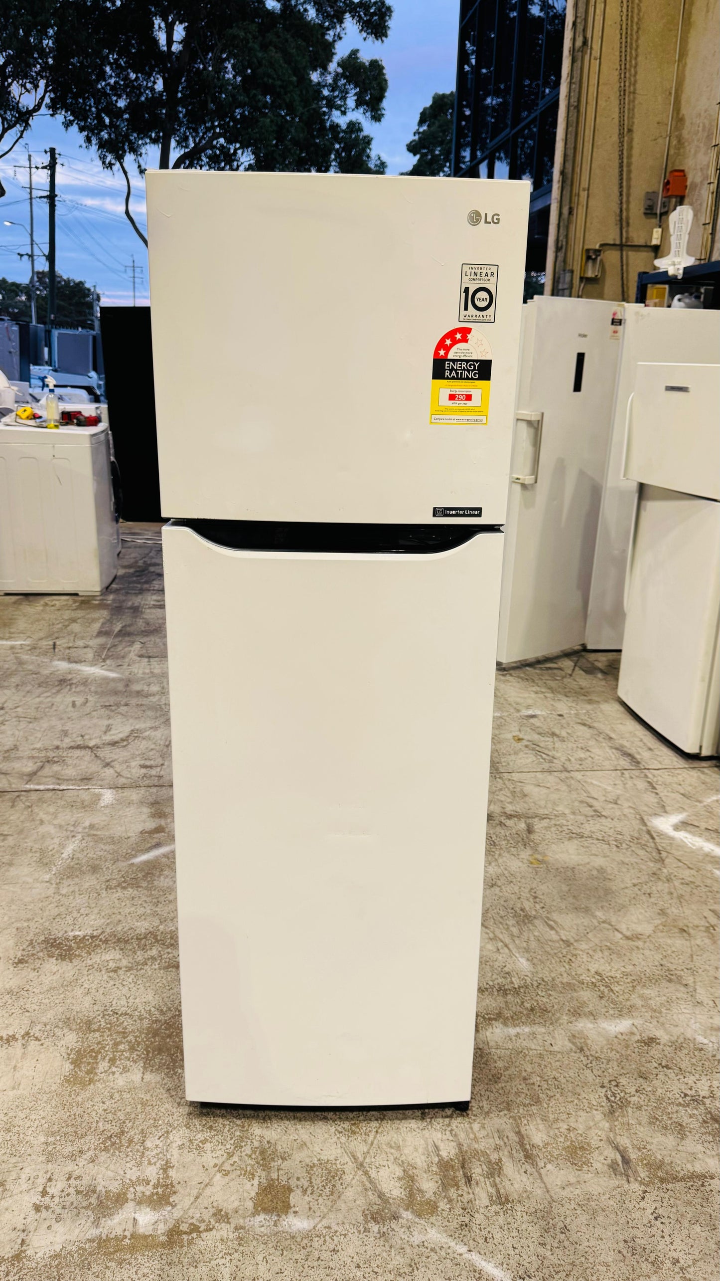 LG 279 LITRES FRIDGE FREEZER