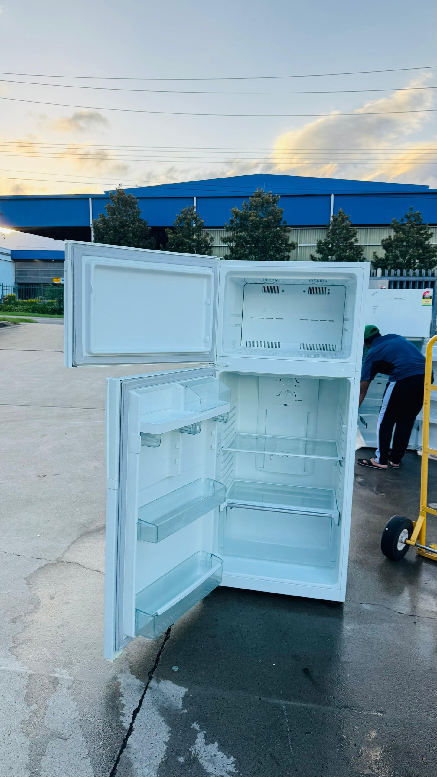 WESTINGHOUSE 420 LITRES FRIDGE FREEZER