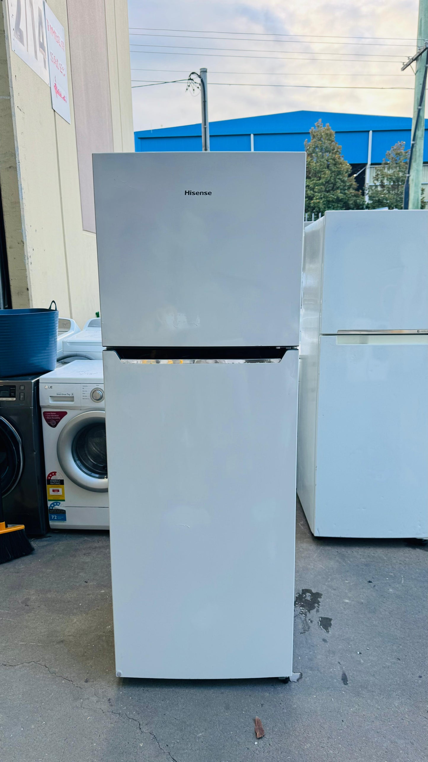 HISENSE 350 LITRES FRIDGE FREEZER
