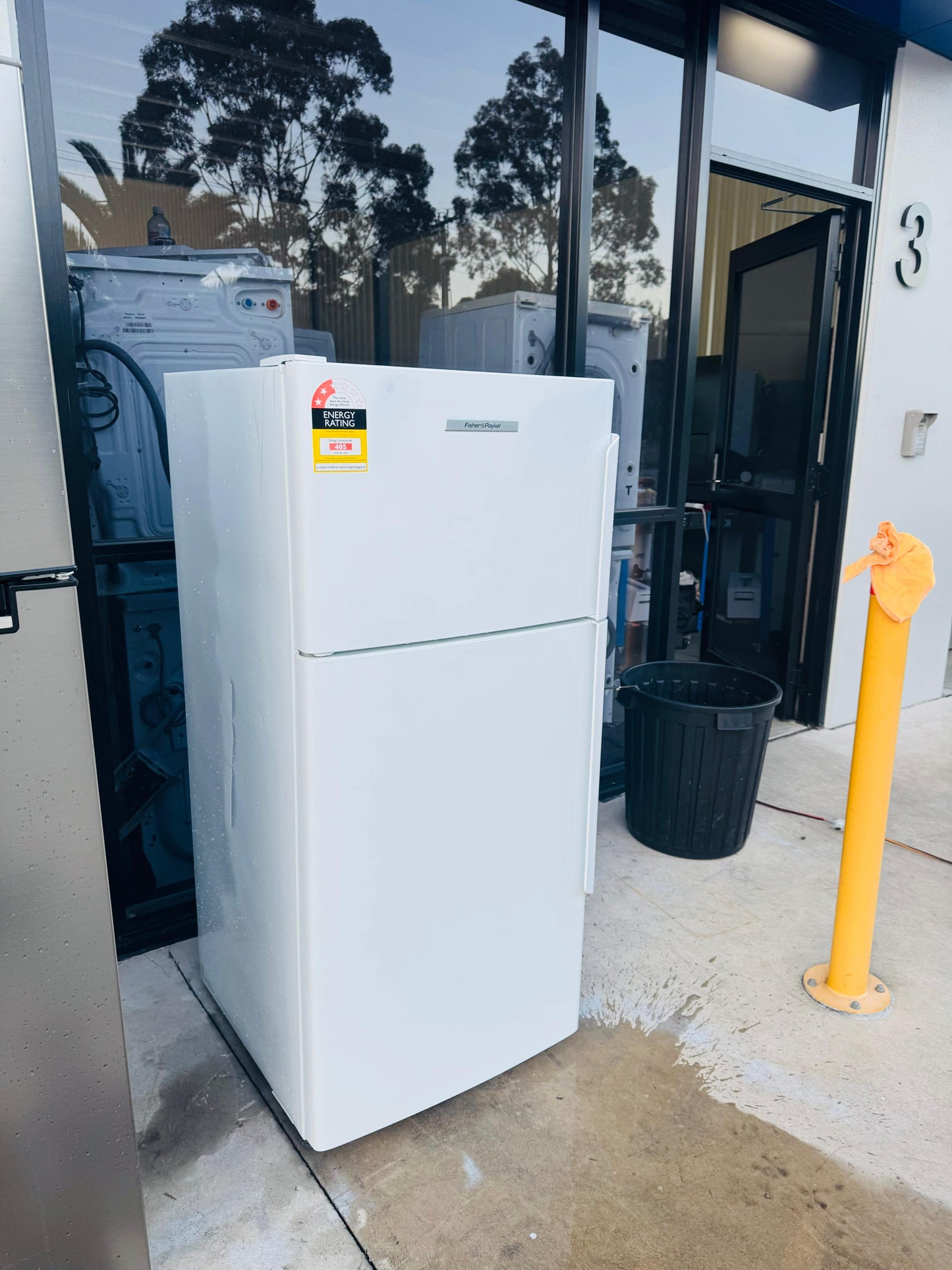 FISHER AND PAYKEL 329 LITRES FRIDGE FREEZER