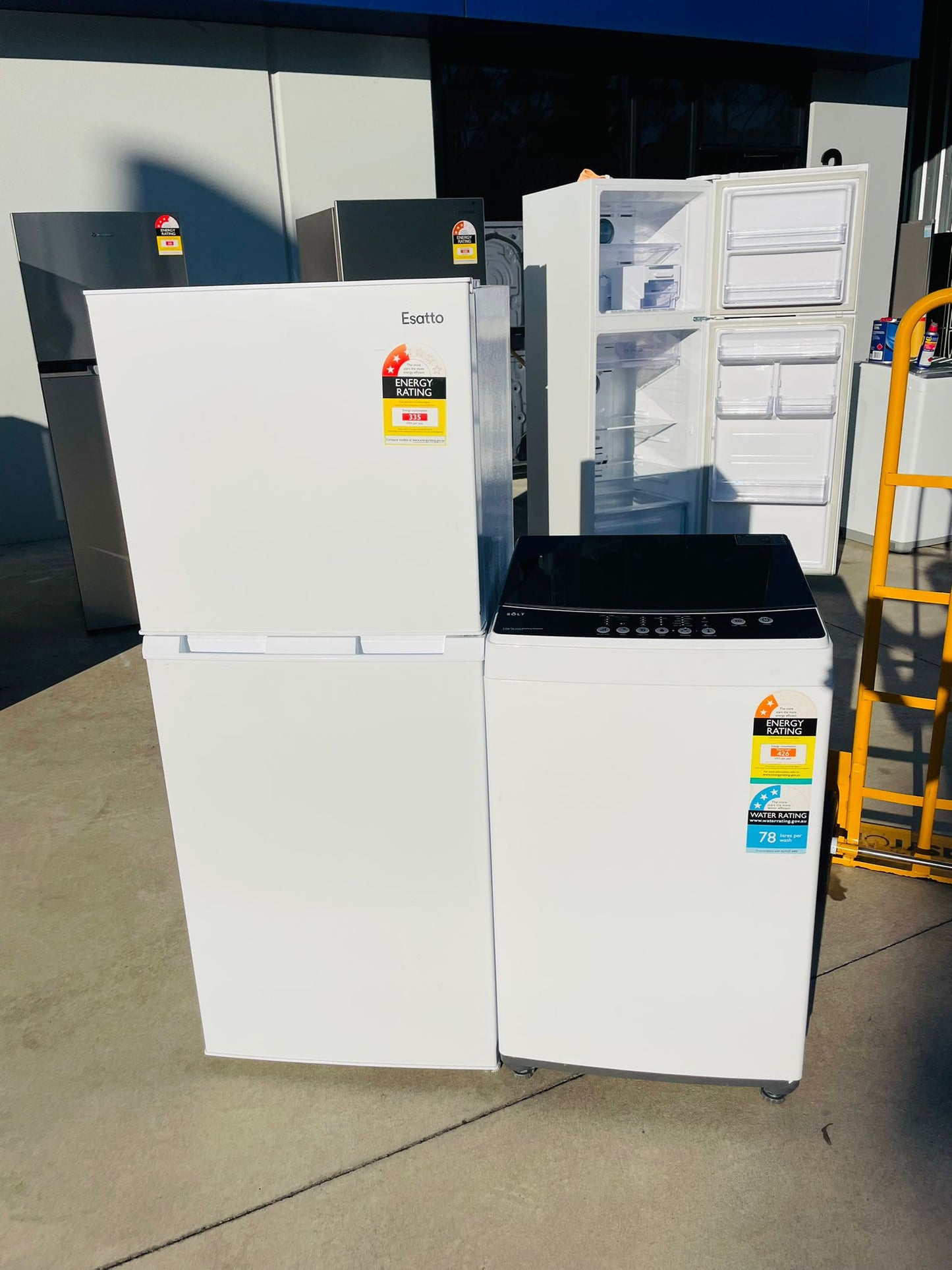ESATO 207 LITRES FRIDGE FREEZER & SOLT 5.5 KGS TOP LOADER WASHING MACHINE COMBO PACKAGE DEAL