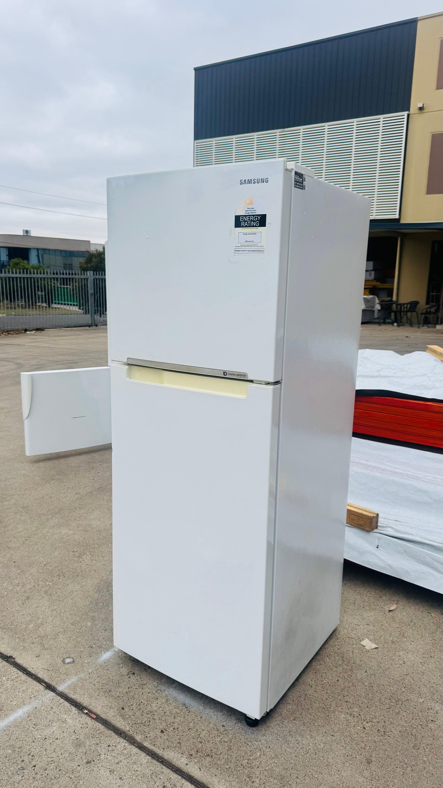 SAMSUNG 318 LITRES FRIDGE FREEZER