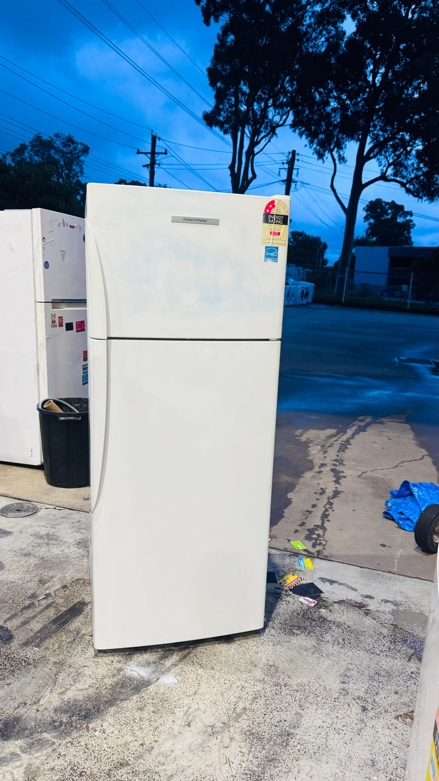 FISHER AND PAYKEL 380 LITRES FRIDGE FREEZER