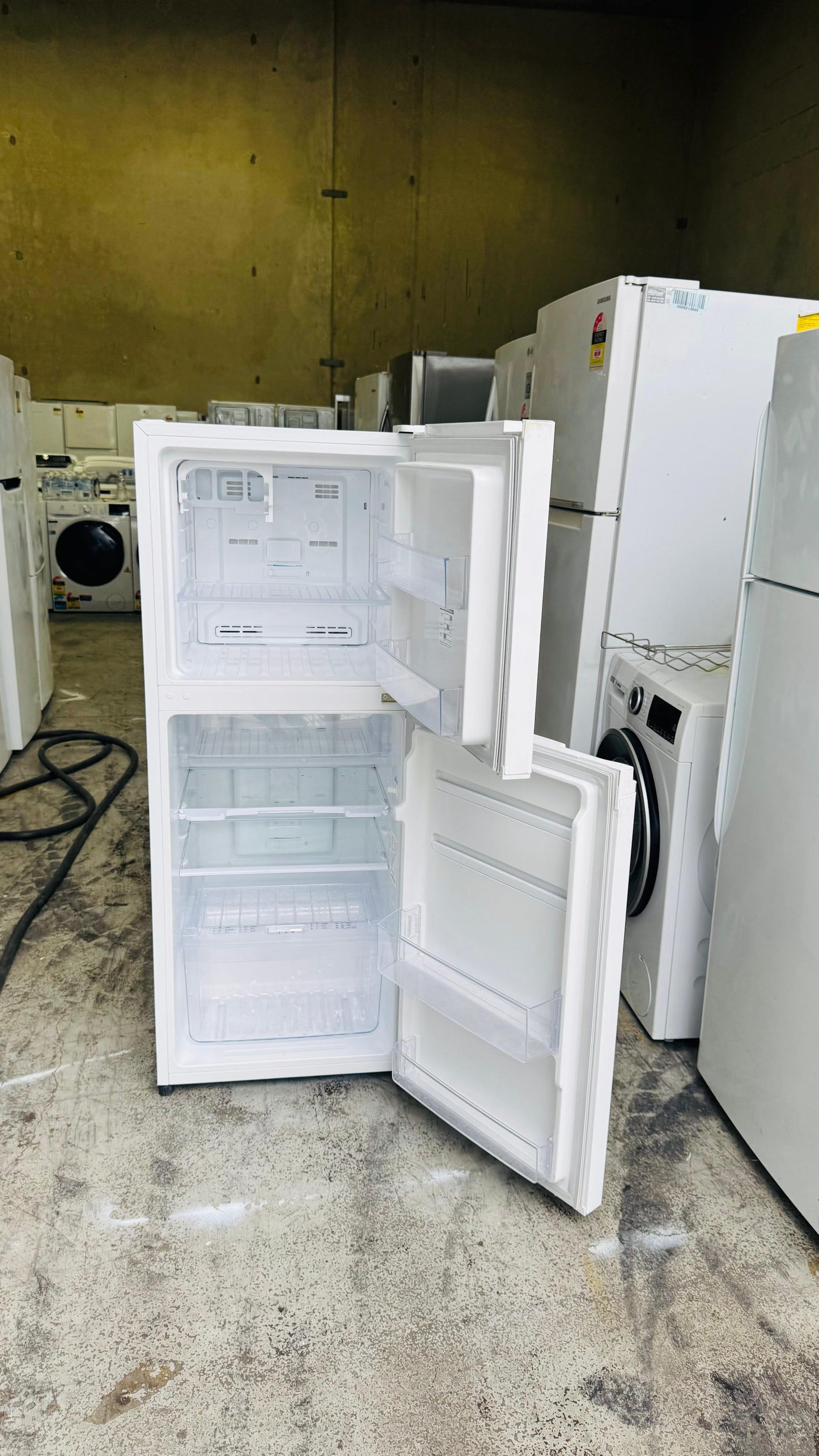 WESTINGHOUSE 230 LITRES FRIDGE FREEZER