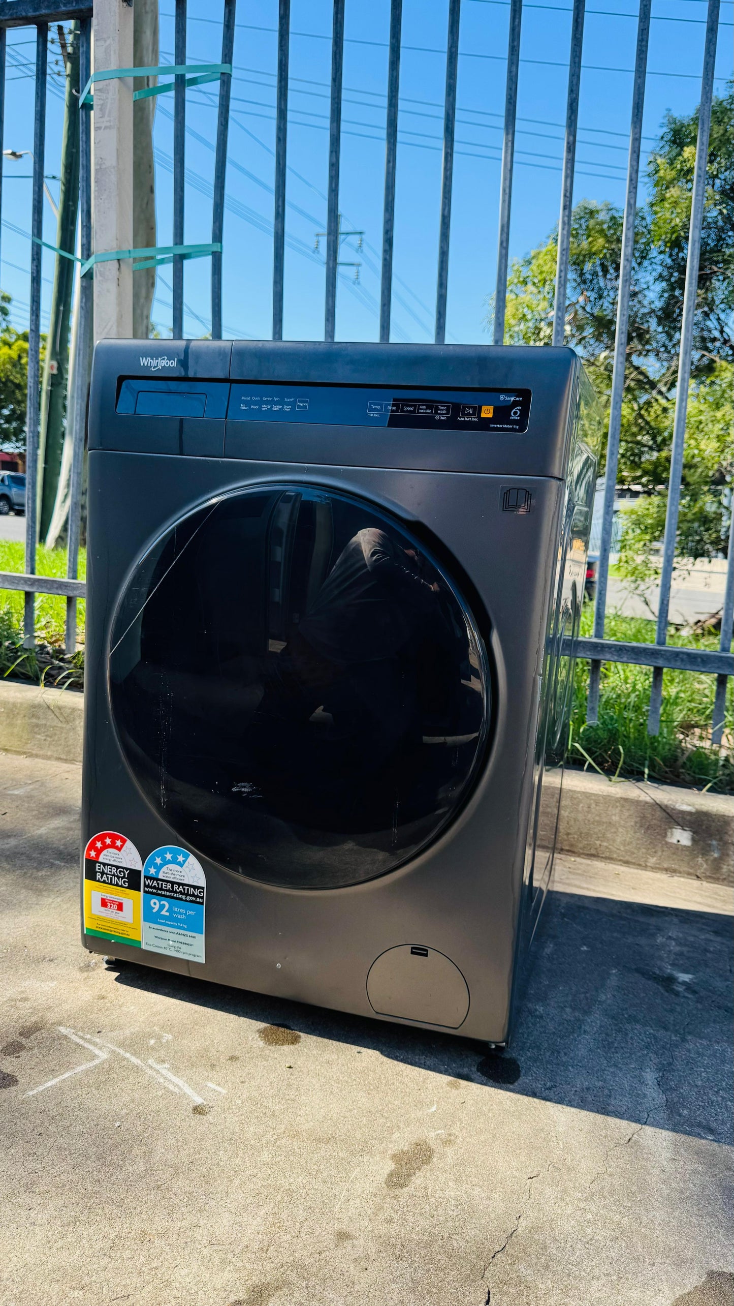 WHIRLPOOL 9KGS FRONT LOADER WASHING MACHINE