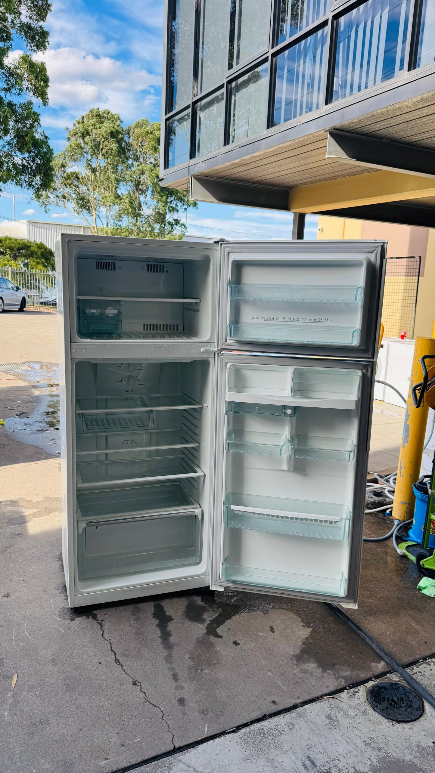 WESTINGHOUSE 390 LITRES FRIDGE FREEZER