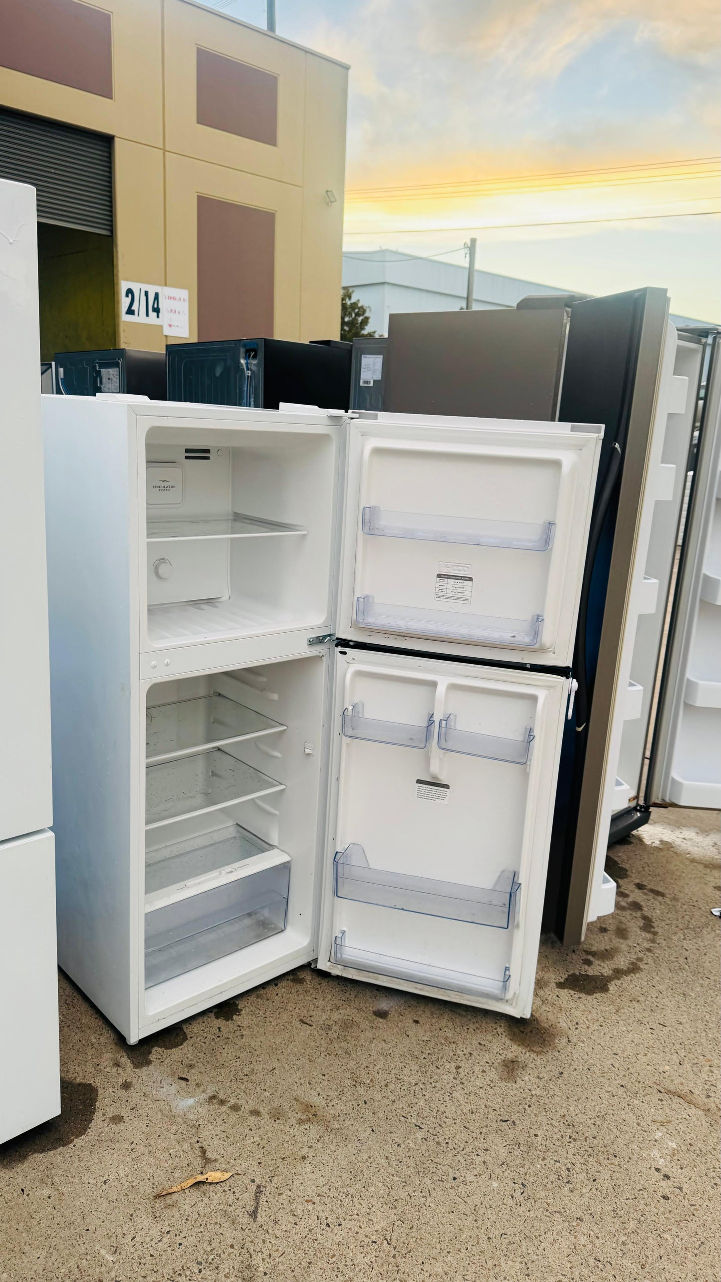TCL 221 LITRES FRIDGE FREEZER