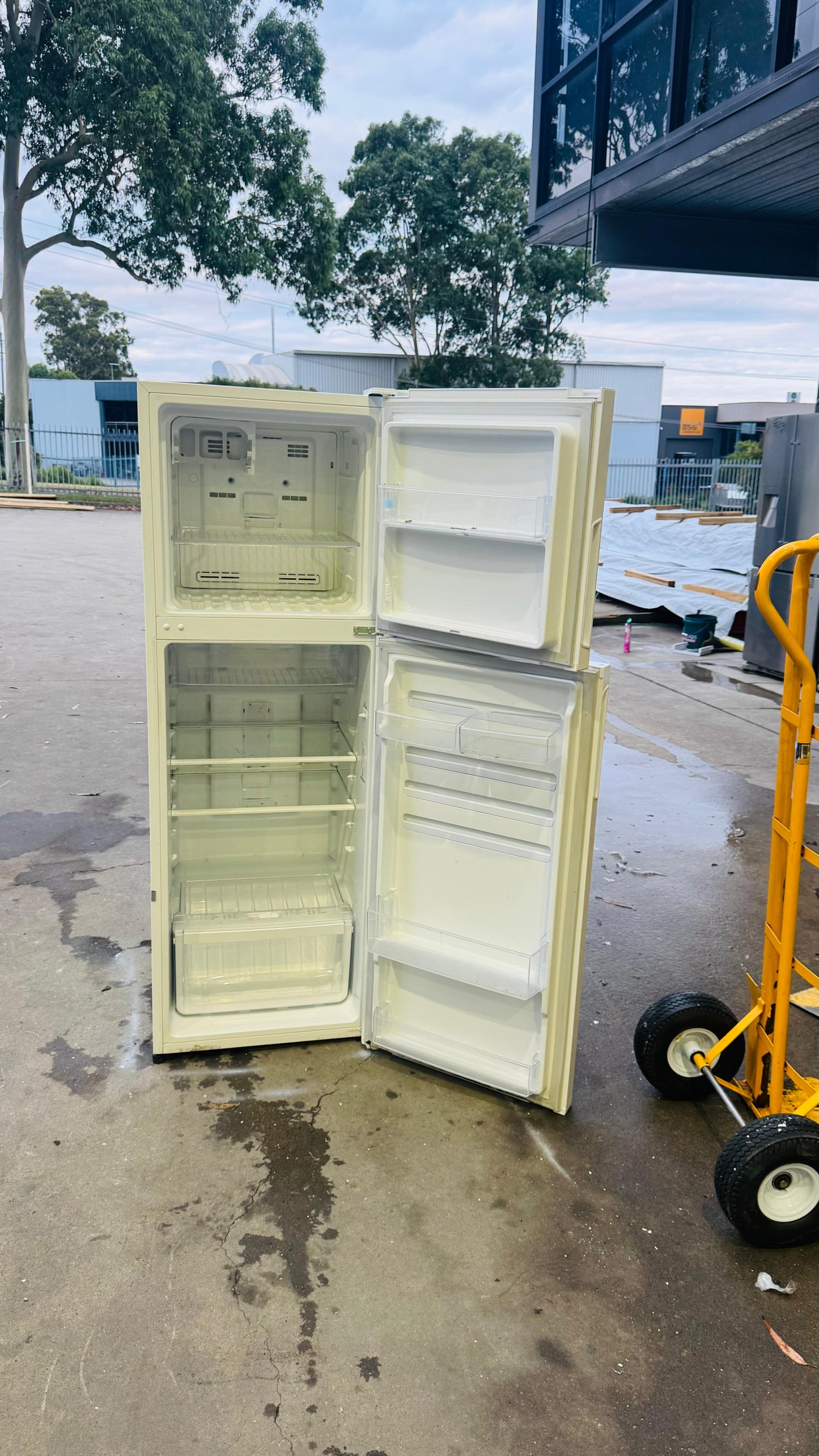 WESTINGHOUSE 276 LITRES FRIDGE FREEZER