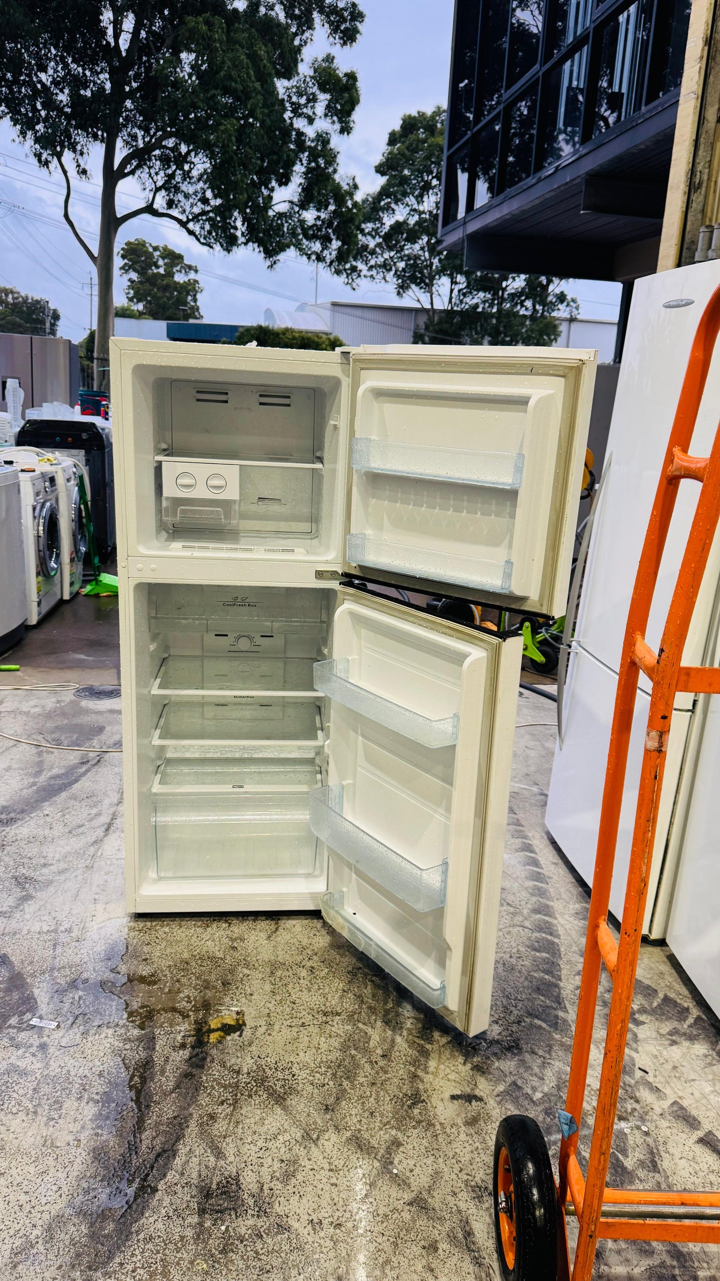 HISENSE 230 LITRES FRIDGE FREEZER