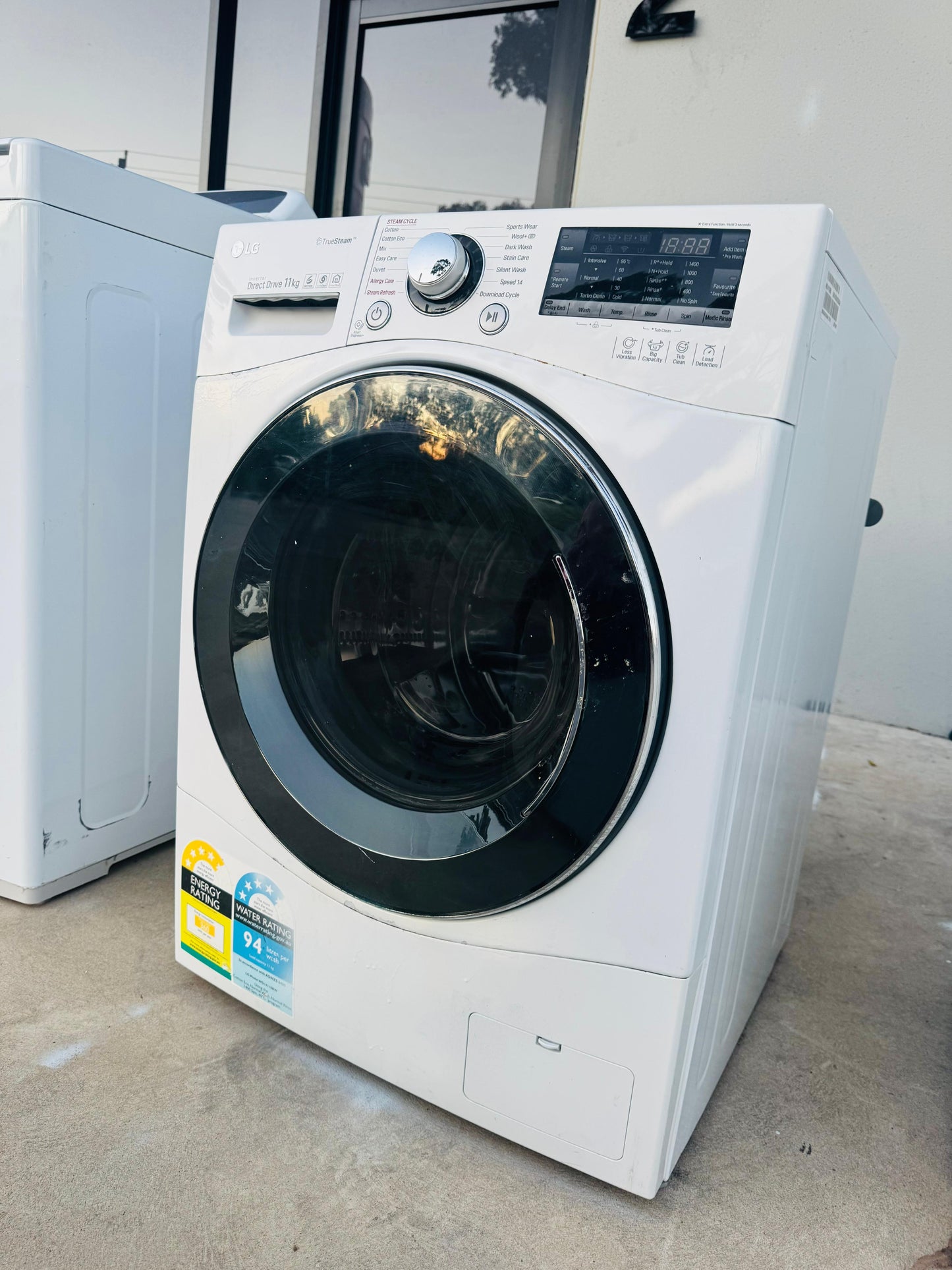 LG 11 KGS FRONT LOADER WASHING MACHINE