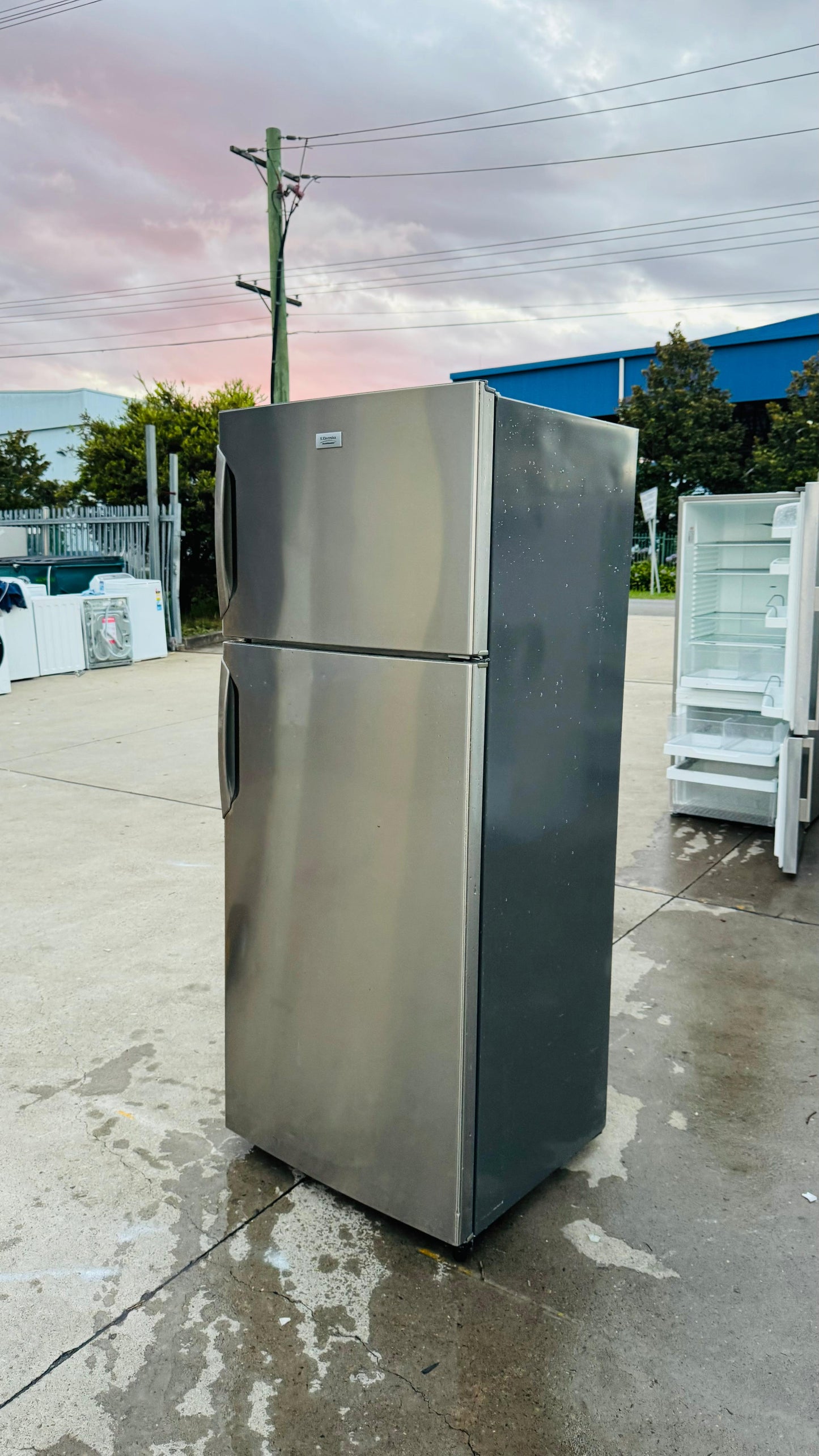 ELECTROLUX 390 LITRES FRIDGE FREEZER