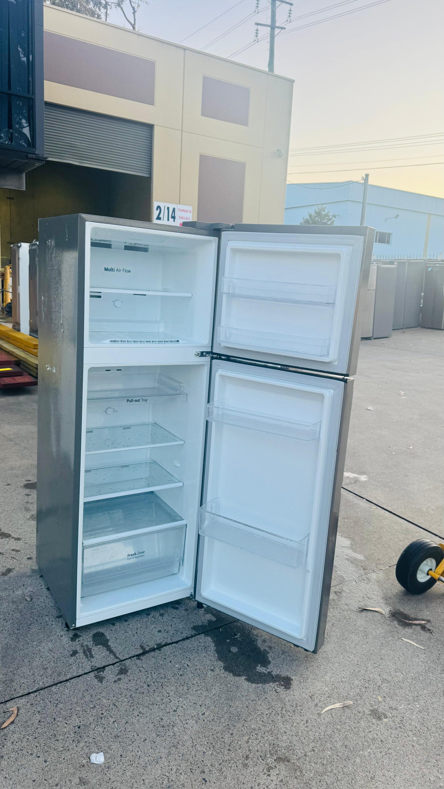 LG 243 LITRES FRIDGE FREEZER