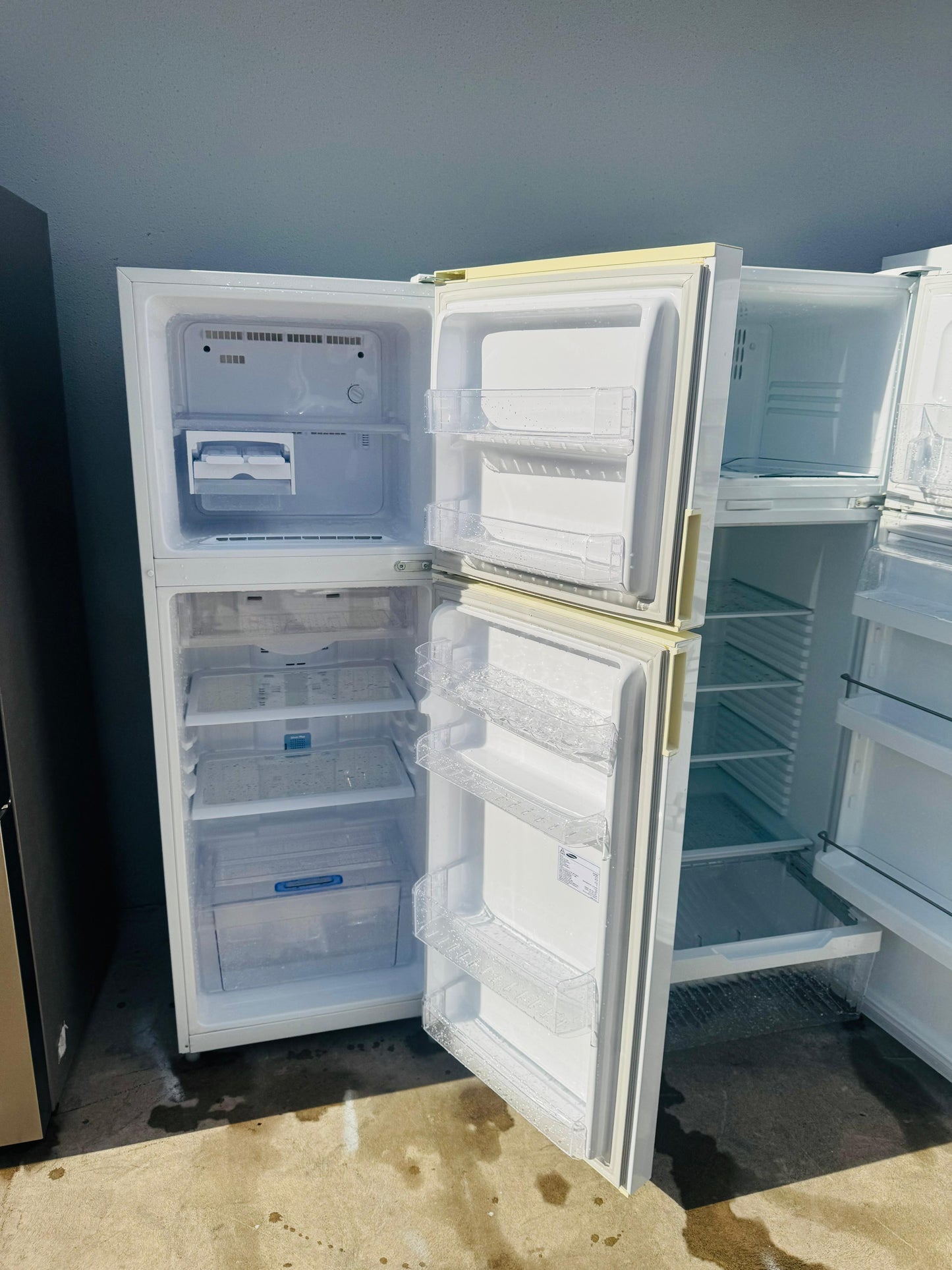 SAMSUNG 238 LITRES FRIDGE FREEZER