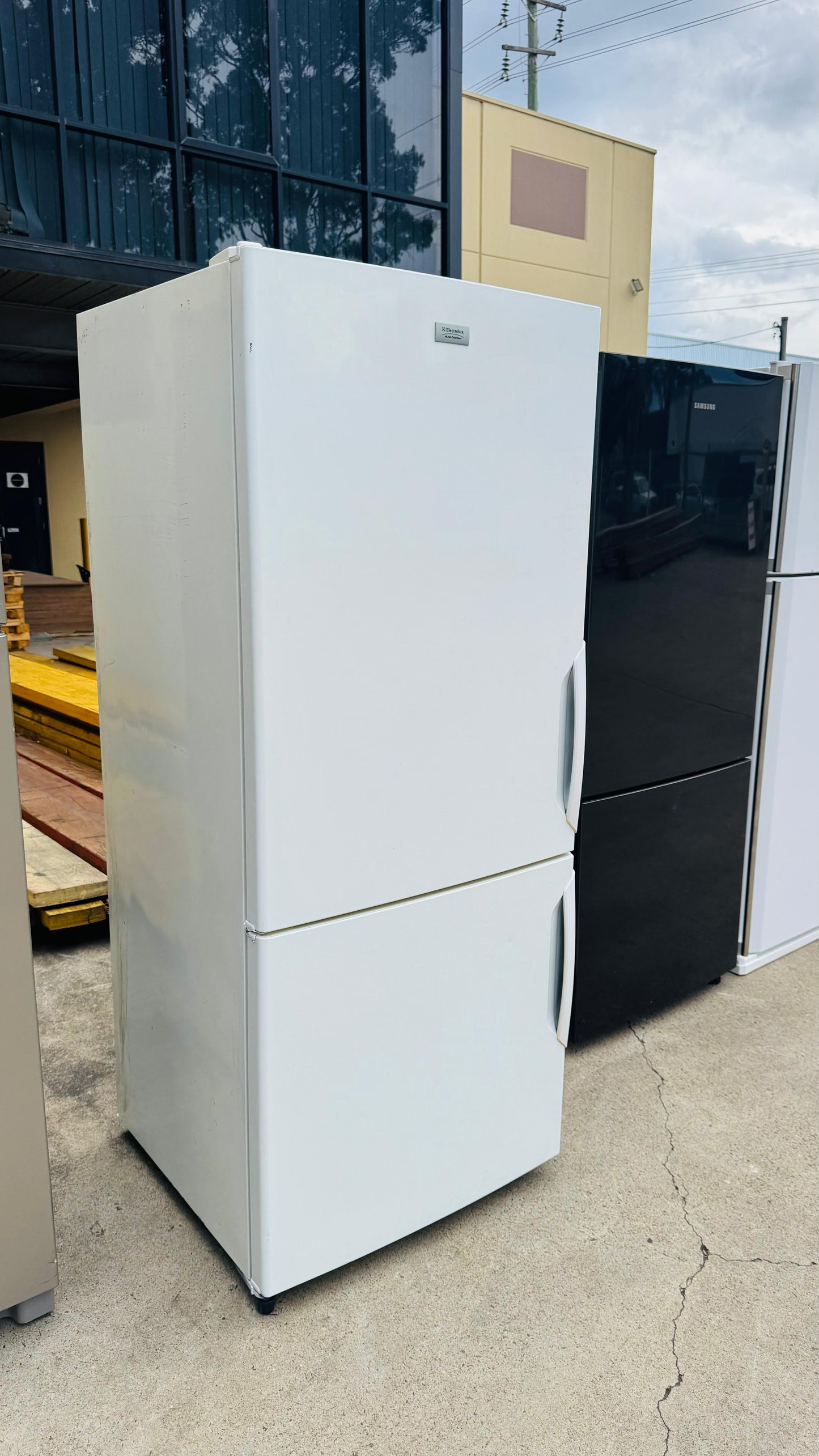 WESTINGHOUSE 431 LITRES FRIDGE FREEZER