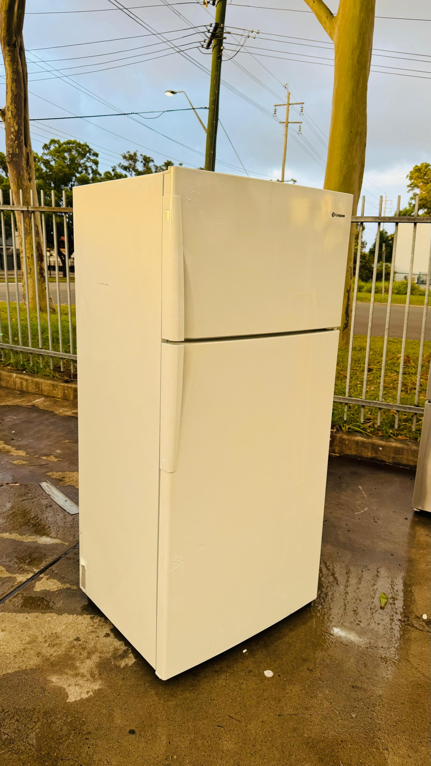 WESTINGHOUSE 520 LITRES FRIDGE FREEZER