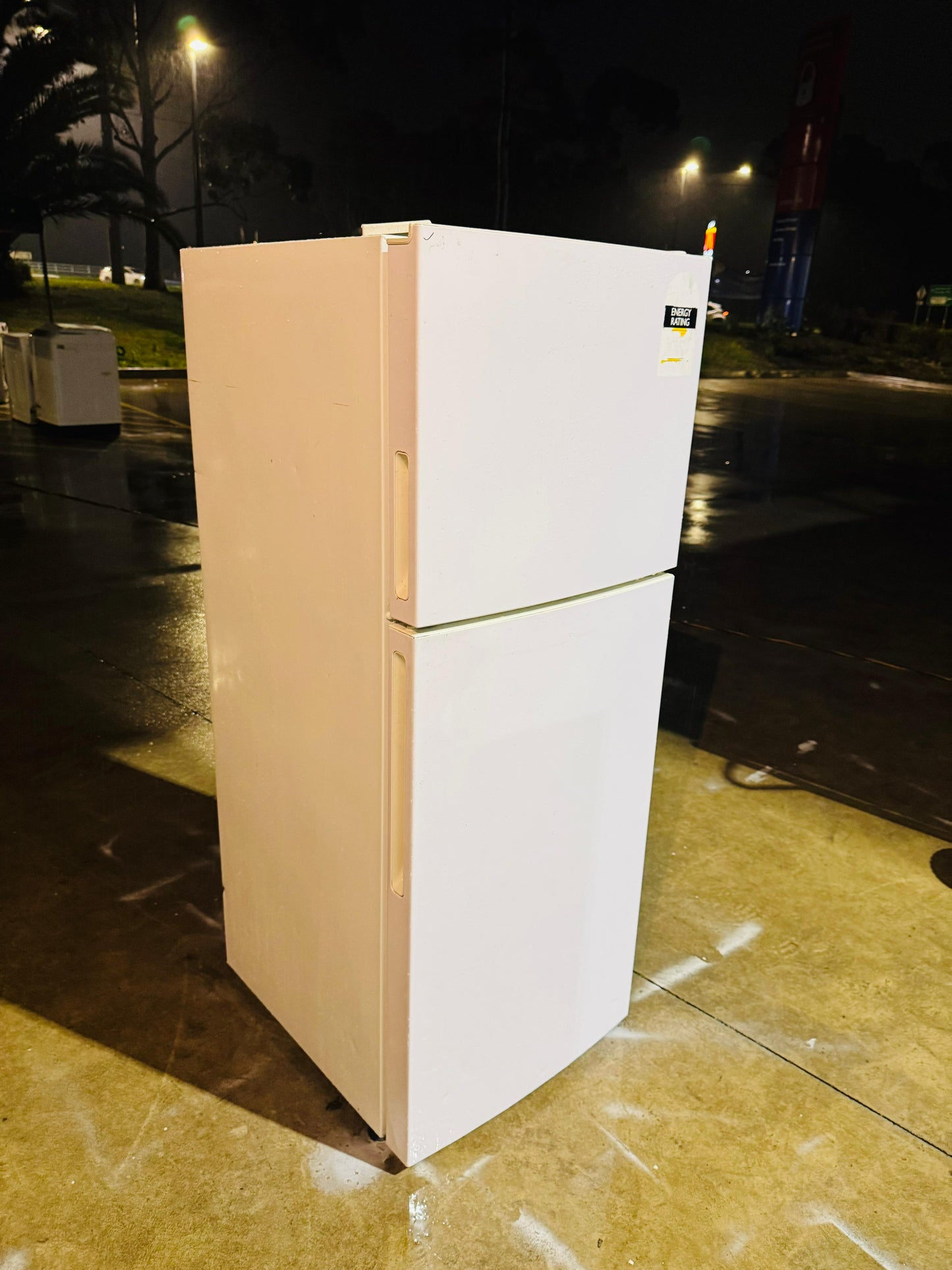 HAIER 224 LITRES FRIDGE FREEZER