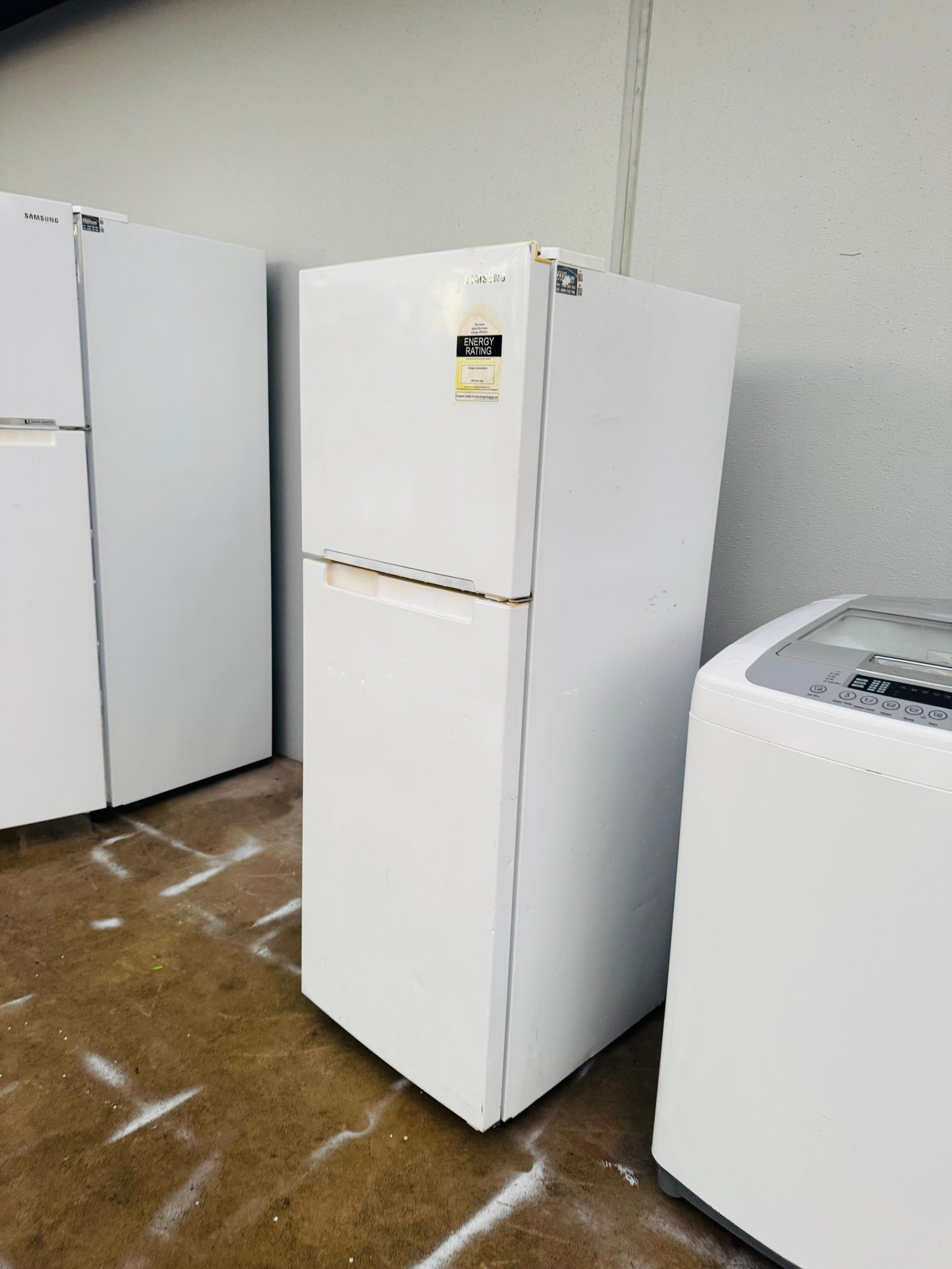 SAMSUNG 255 LITRES FRIDGE FREEZER