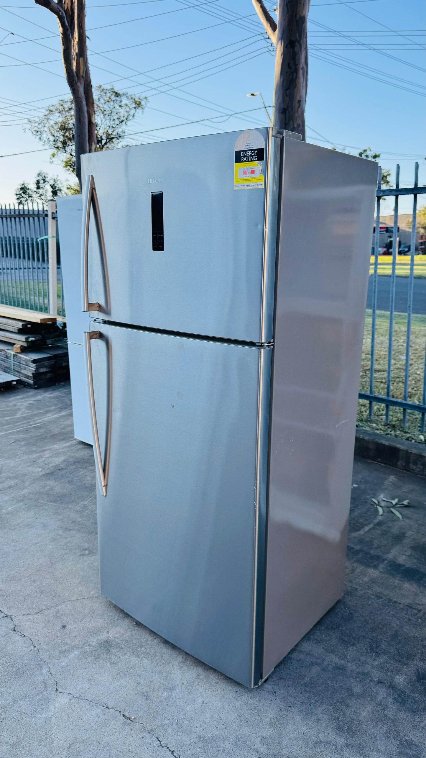 HISENSE 526 LITRES FRIDGE FREEZER