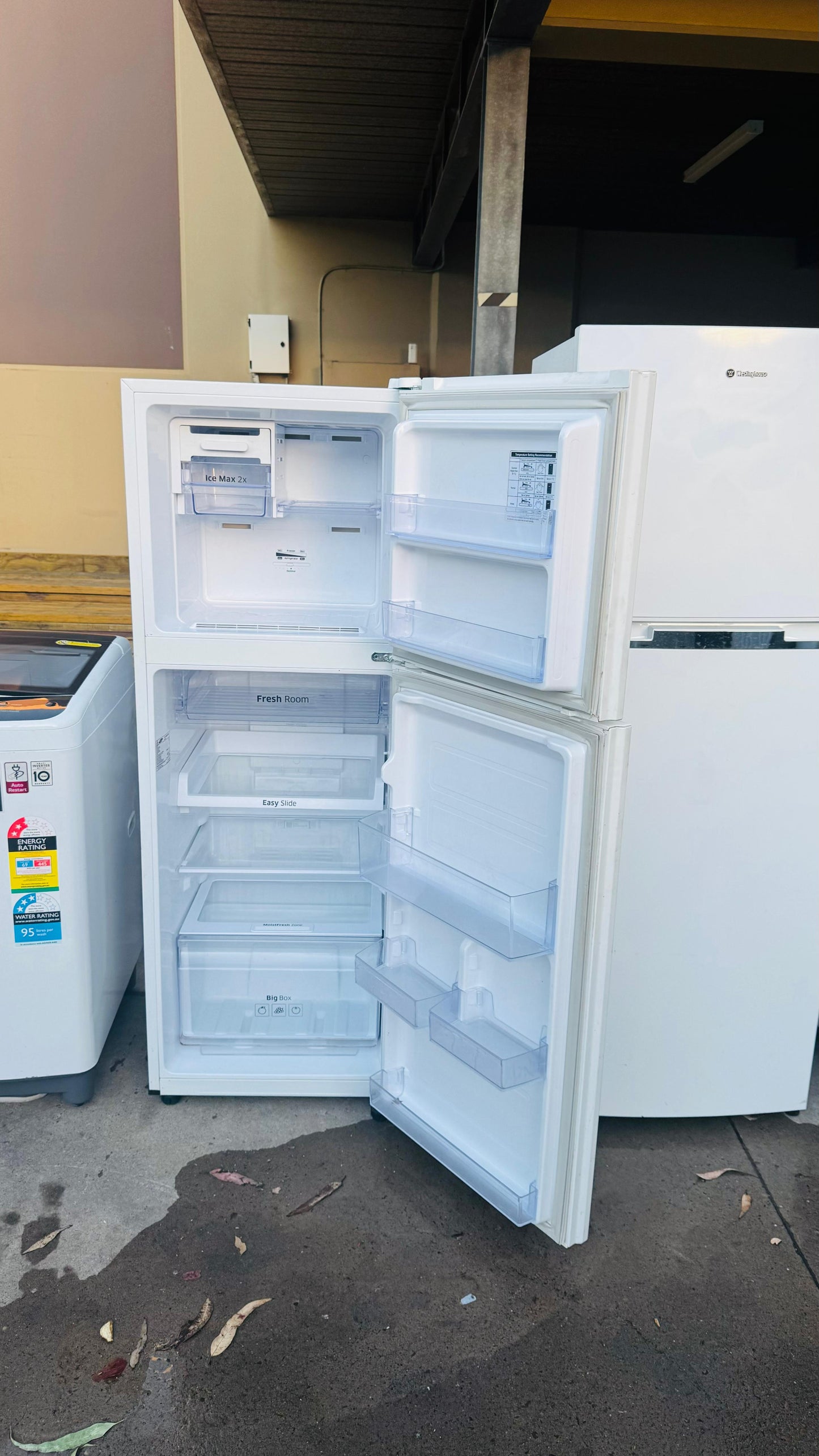 SAMSUNG 255 LITRES FRIDGE FREEZER