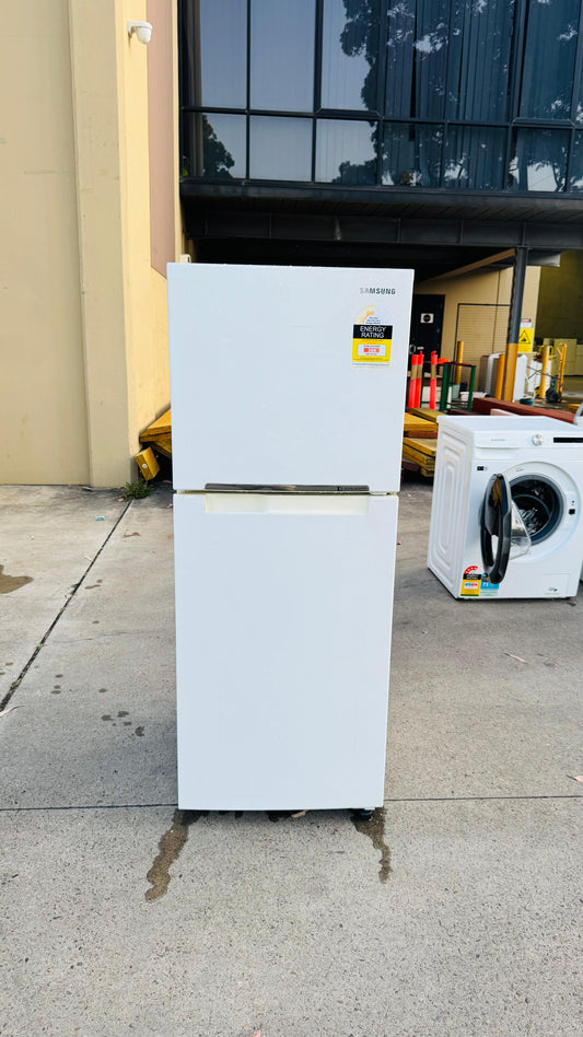 SAMSUNG 228 LITRES FRIDGE FREEZER