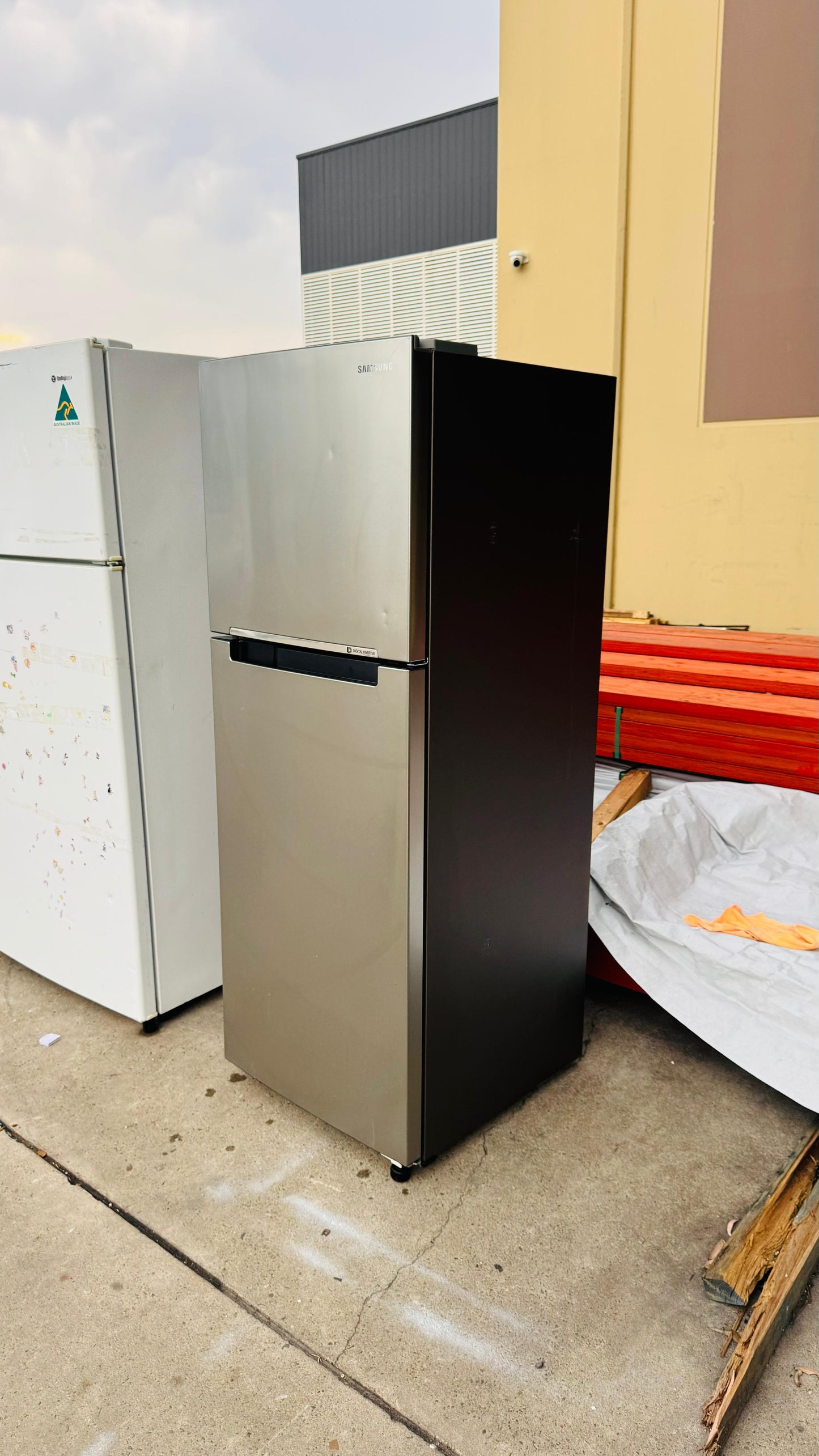 SAMSUNG 305 LITRES FRIDGE FREEZER