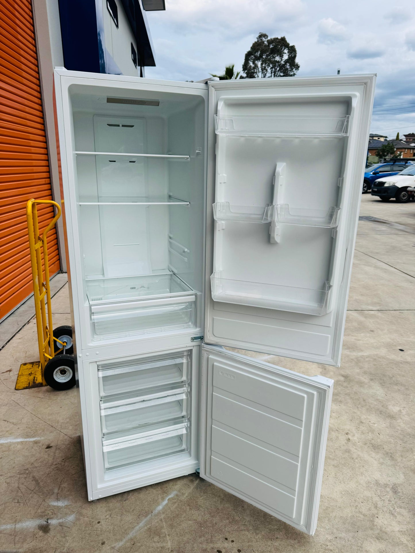 KOGAN 323 LITRES FRIDGE FREEZER