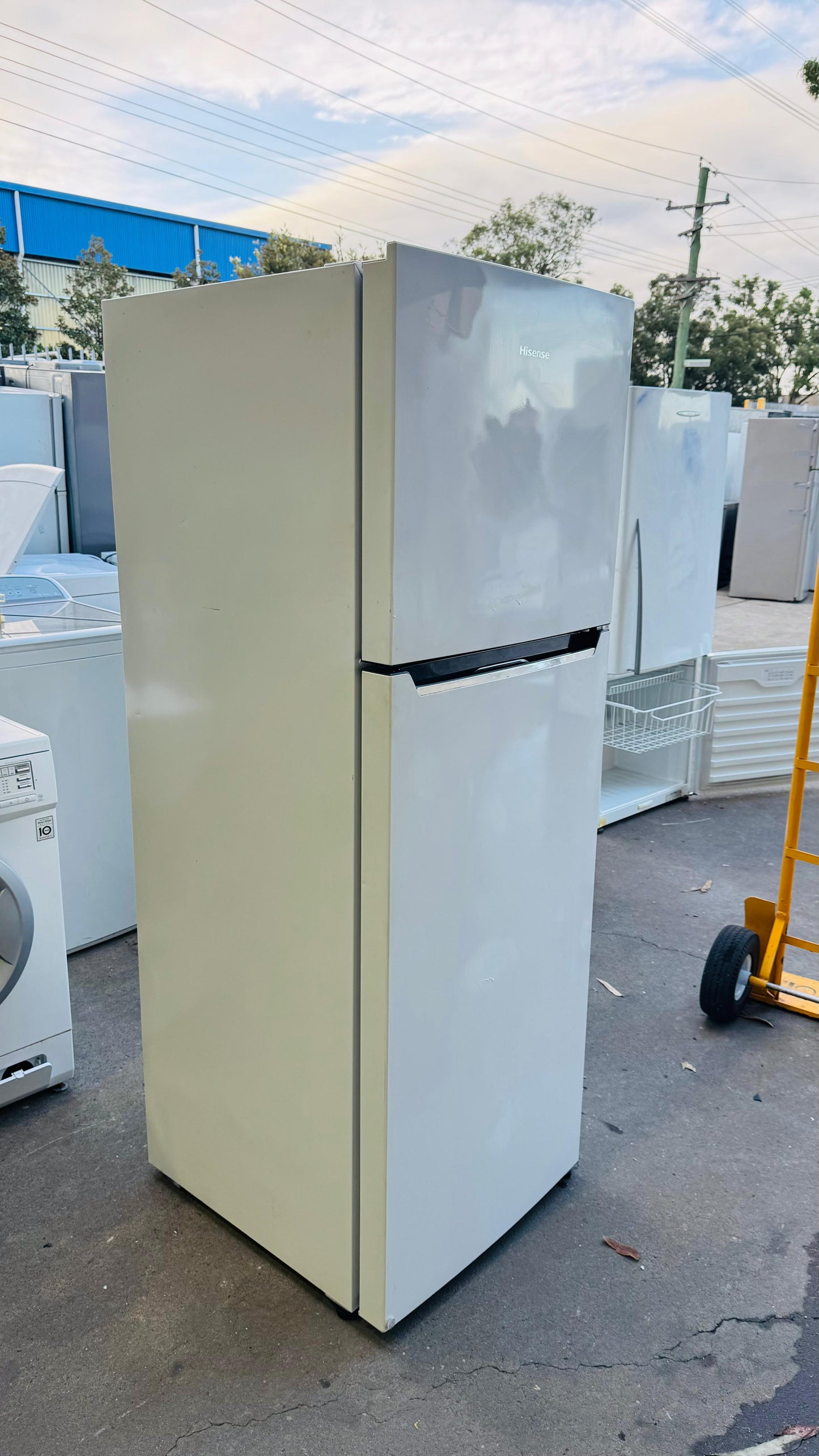 HISENSE 350 LITRES FRIDGE FREEZER