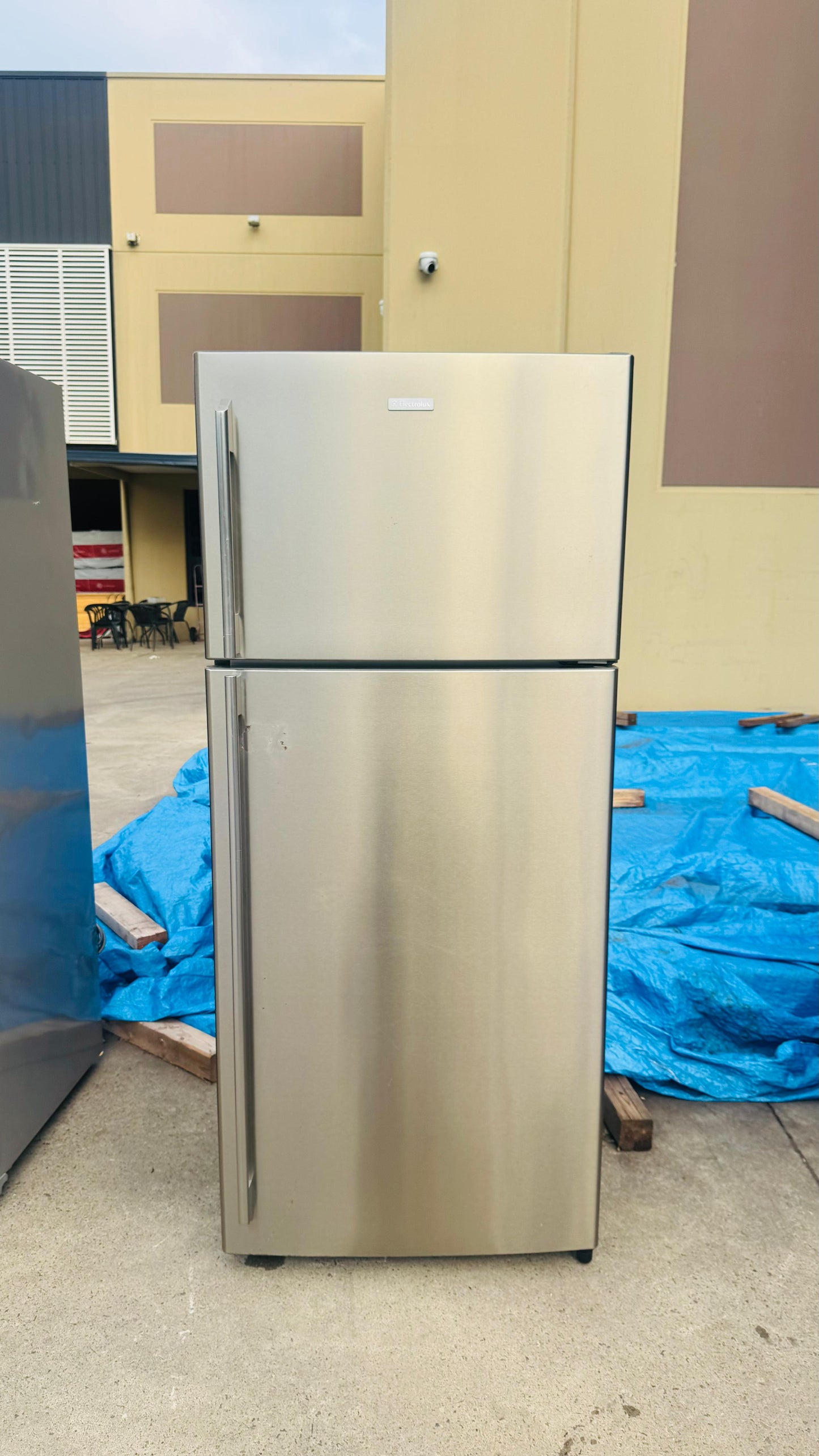 ELECTROLUX 420 LITRES FRIDGE FREEZER