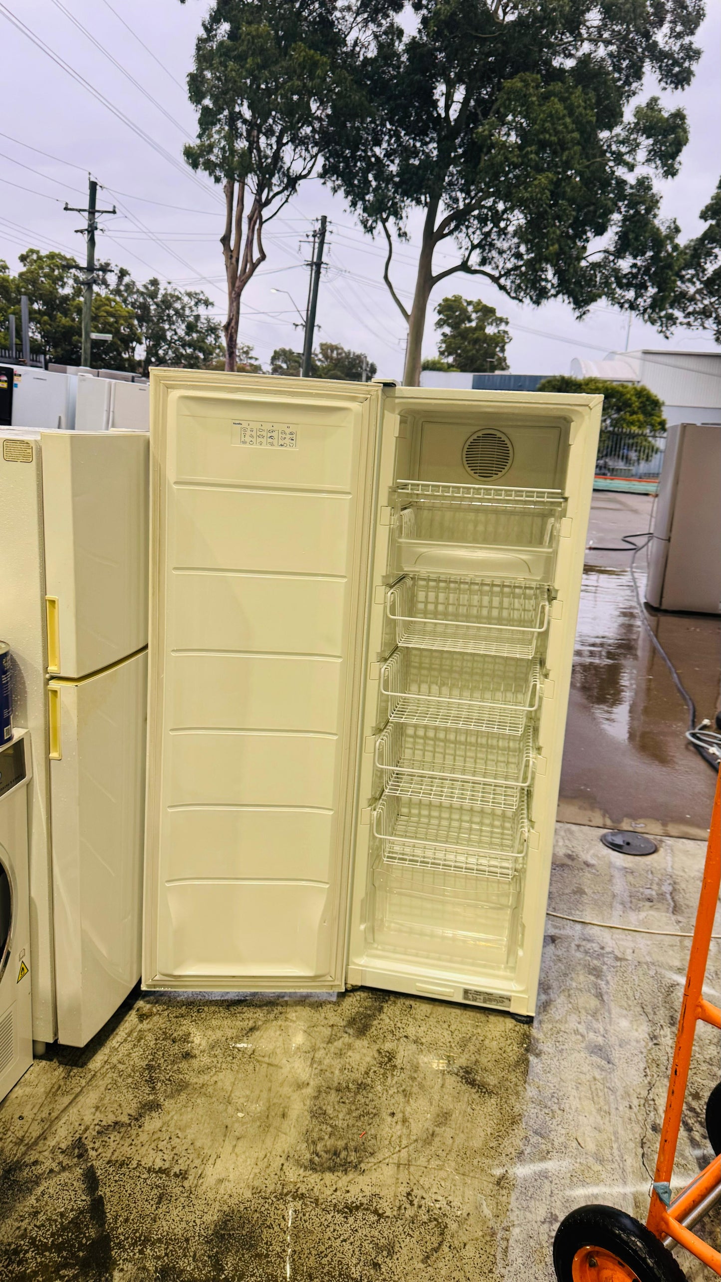 FISHER AND PAYKEL 213 LITRES FREEZER ONLY