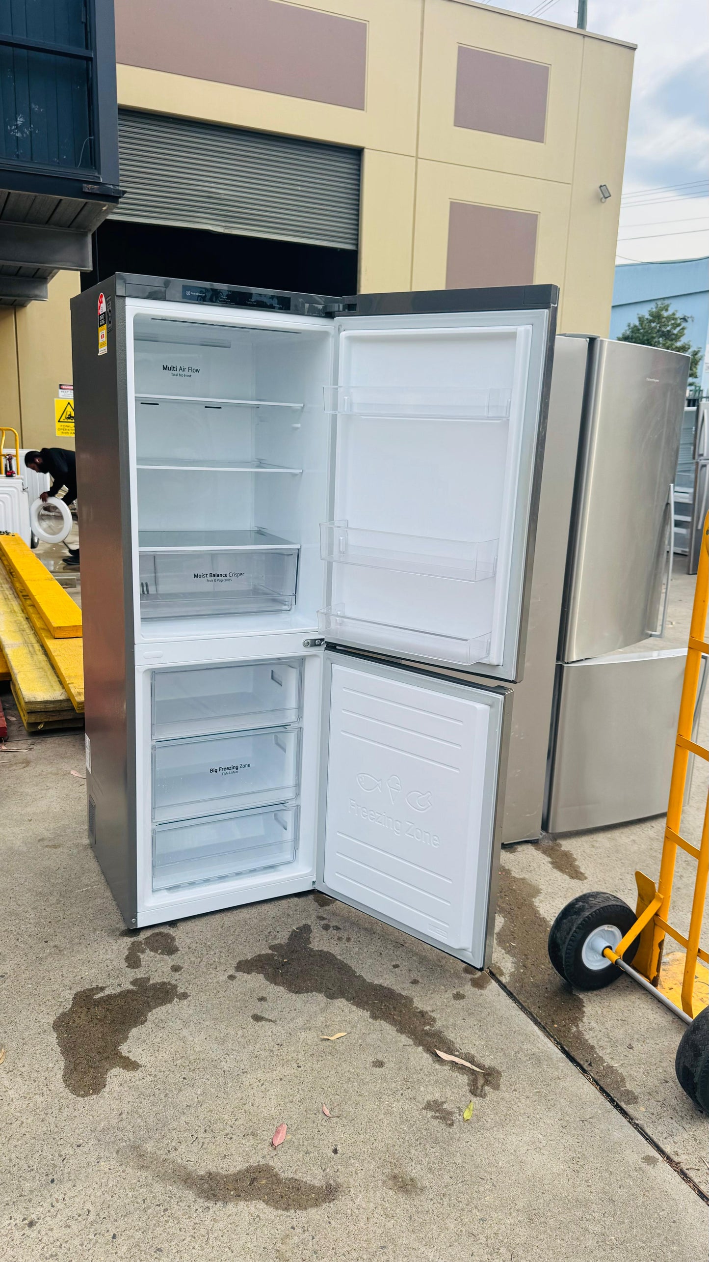 LG 335 LITRES FRIDGE FREEZER AND WATER DISPENSER