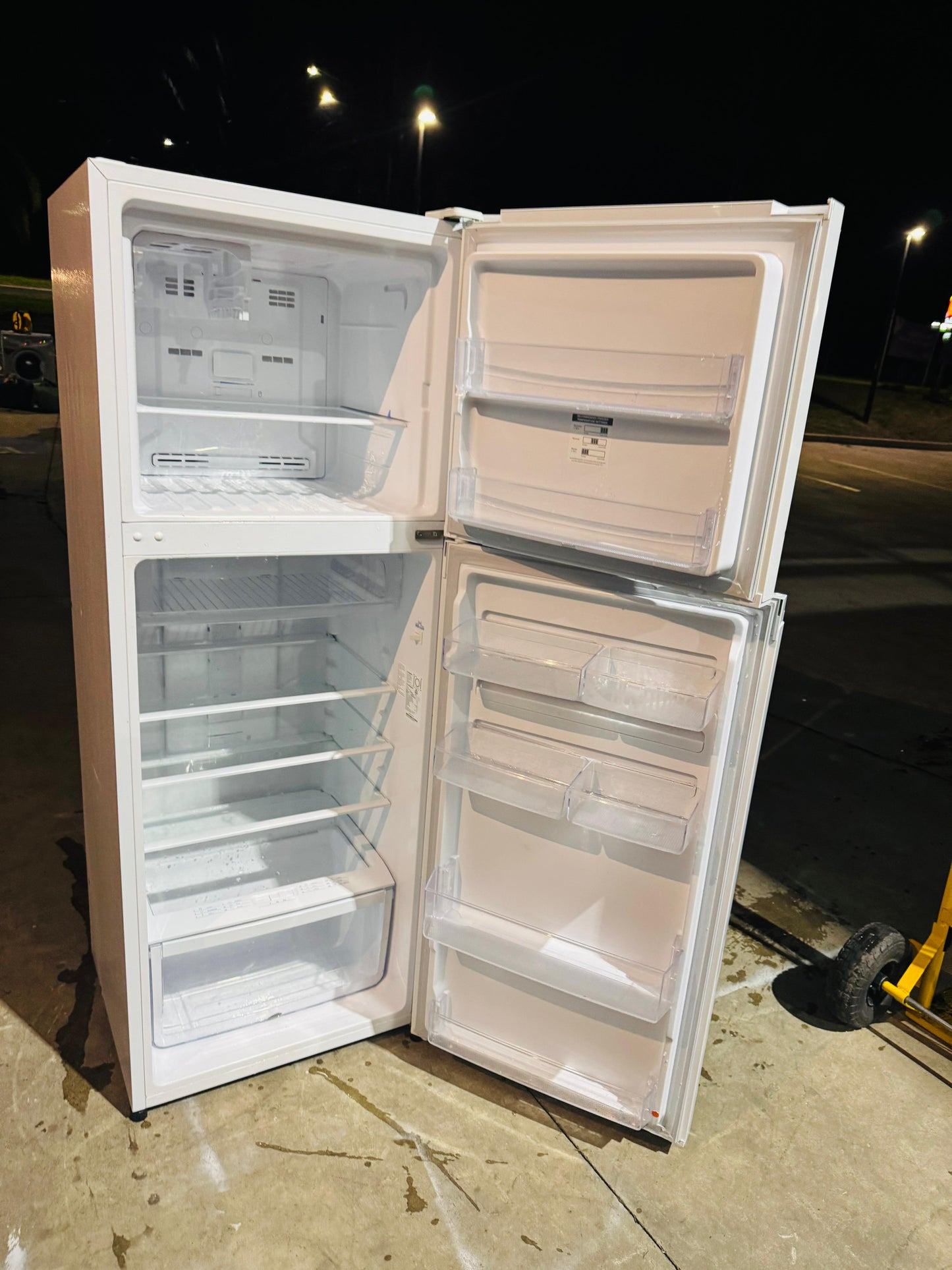 WESTINGHOUSE 339 LITRES FRIDGE FREEZER
