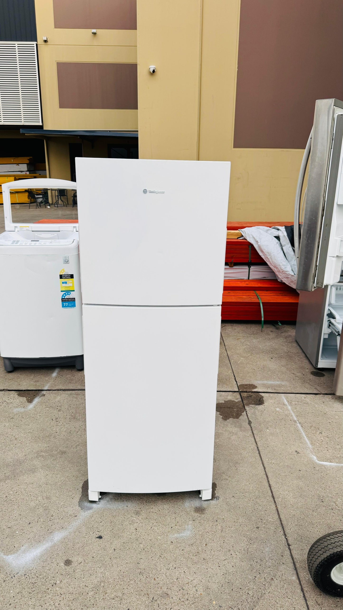 WESTINGHOUSE 231 LITRES FRIDGE FREEZER