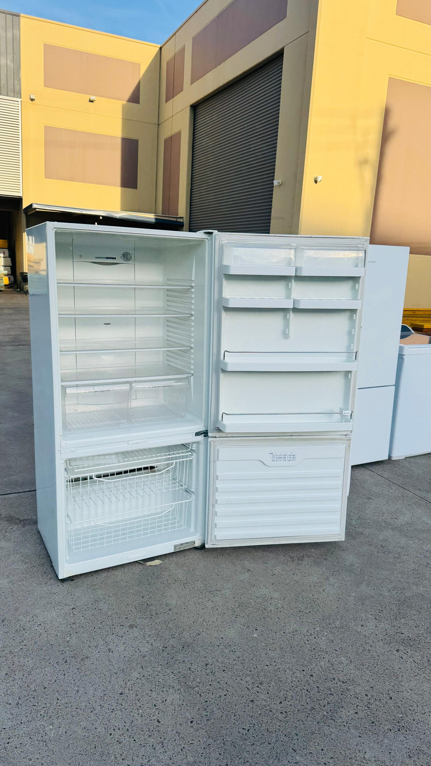 FISHER AND PAYKEL 519 LITRES FRIDGE FREEZER