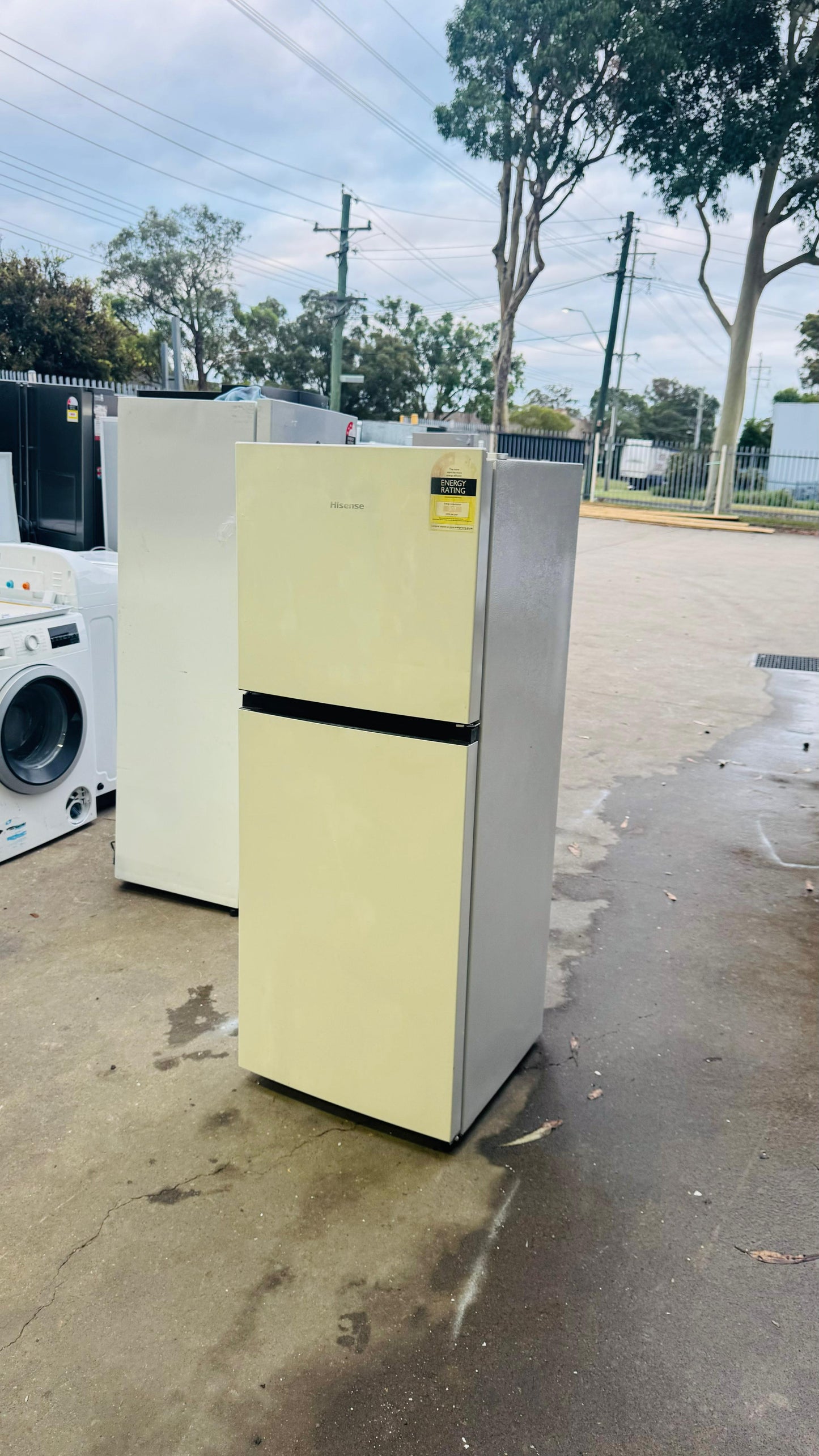 HISENSE 223 LITRES FRIDGE FREEZER