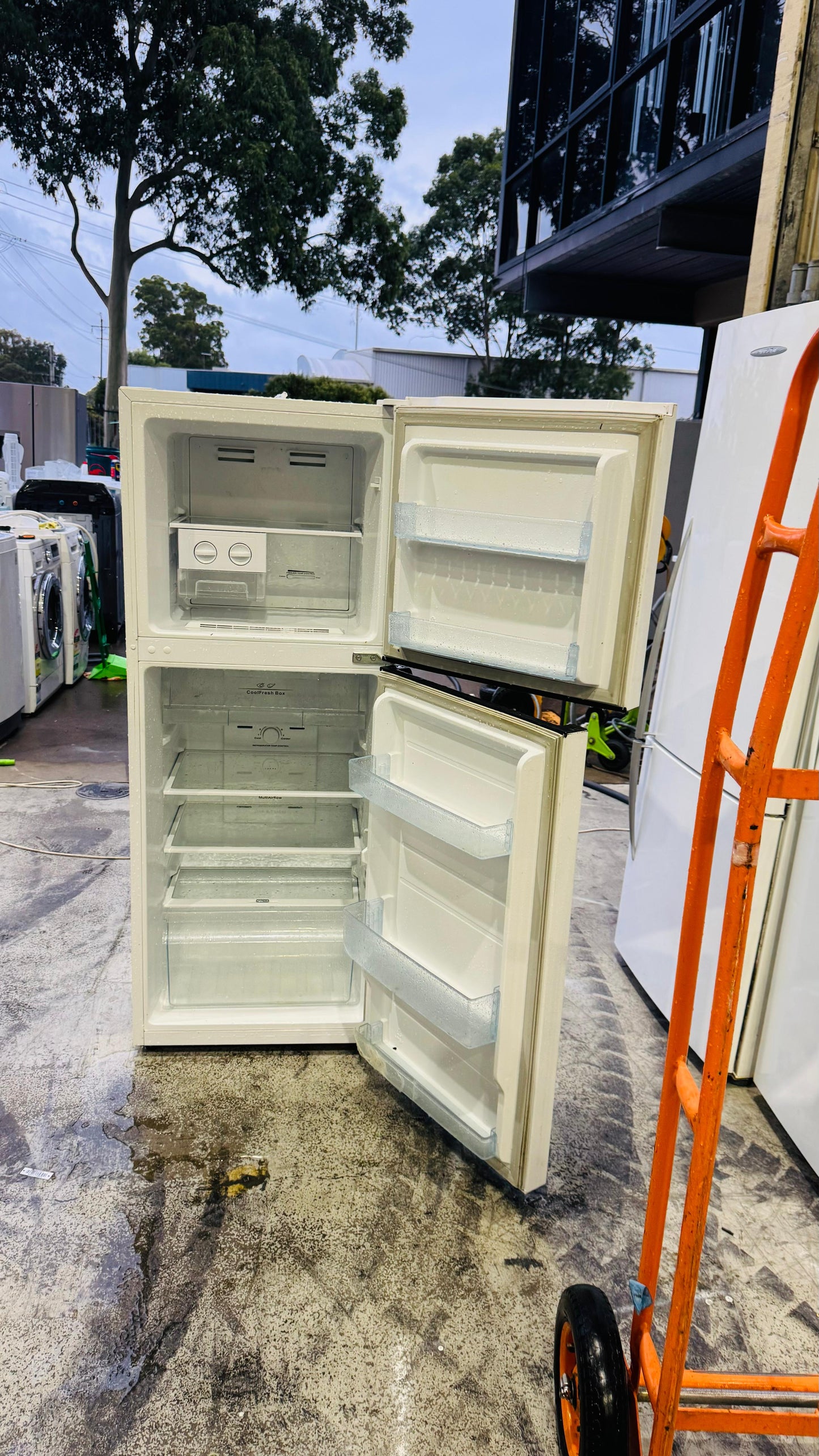 HISENSE 230 LITRES FRIDGE FREEZER