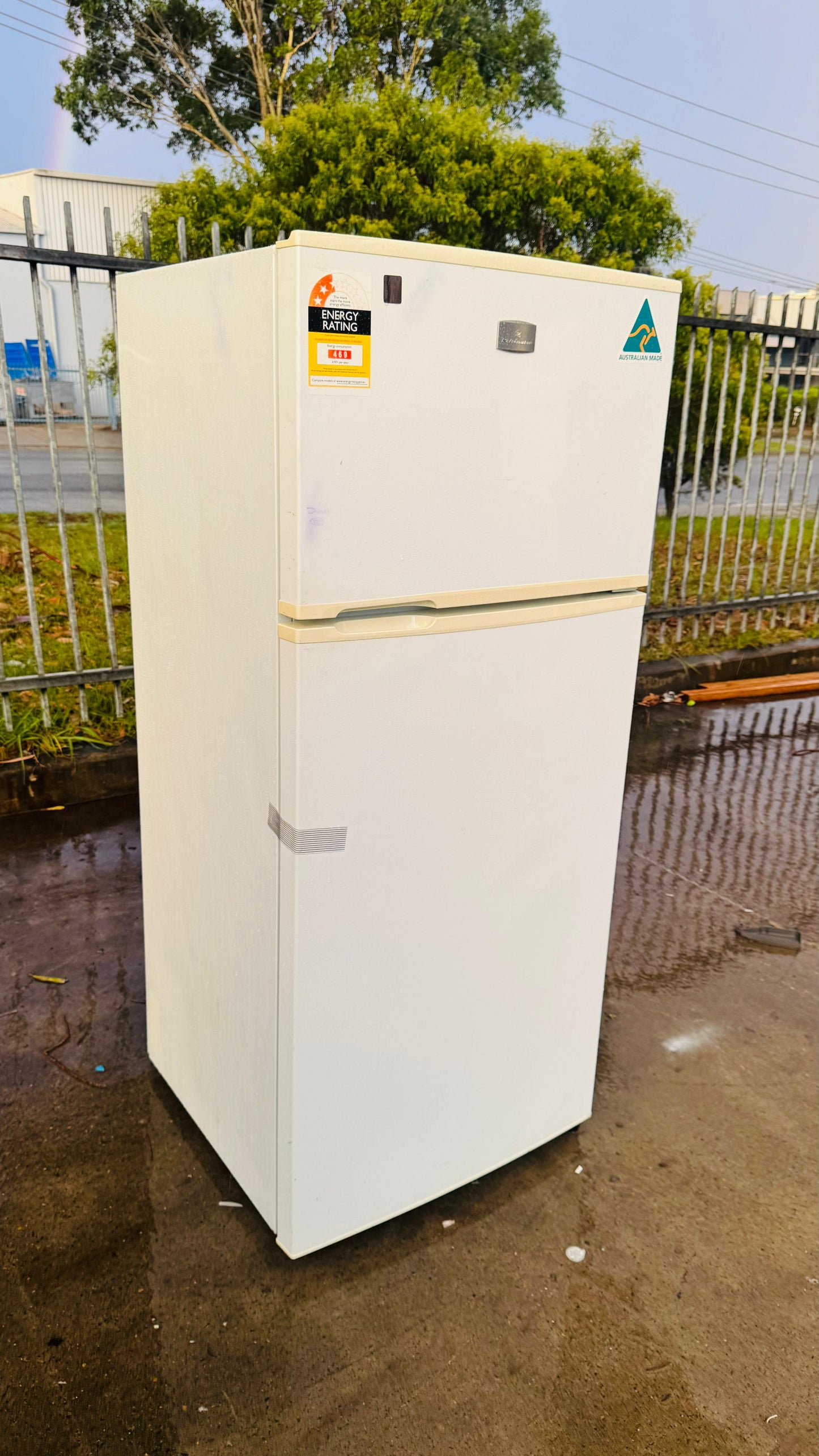 KELVINATOR 420 LITRES FRIDGE FREEZER