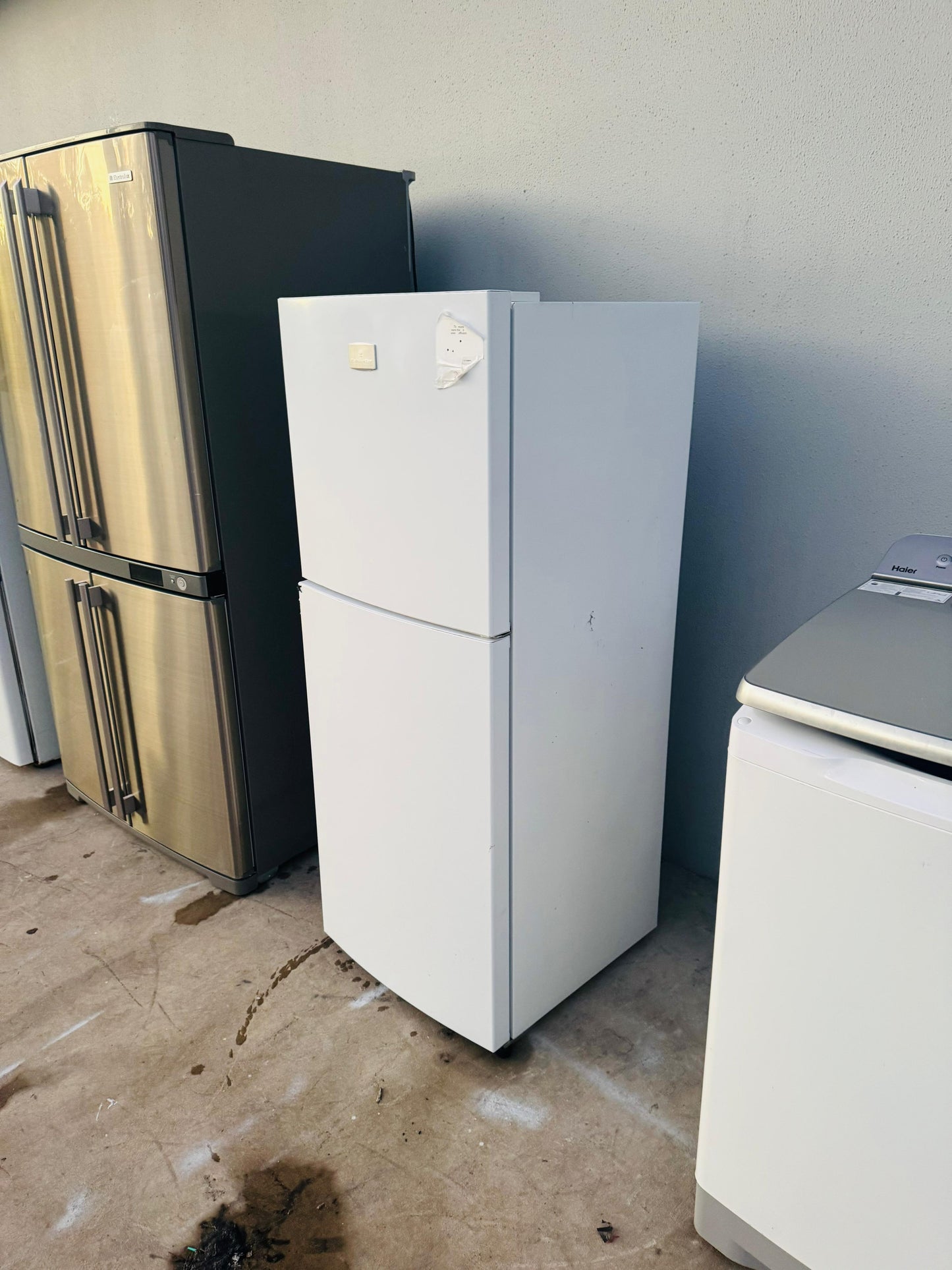 KELVINATOR 231 LITRES FRIDGE FREEZER